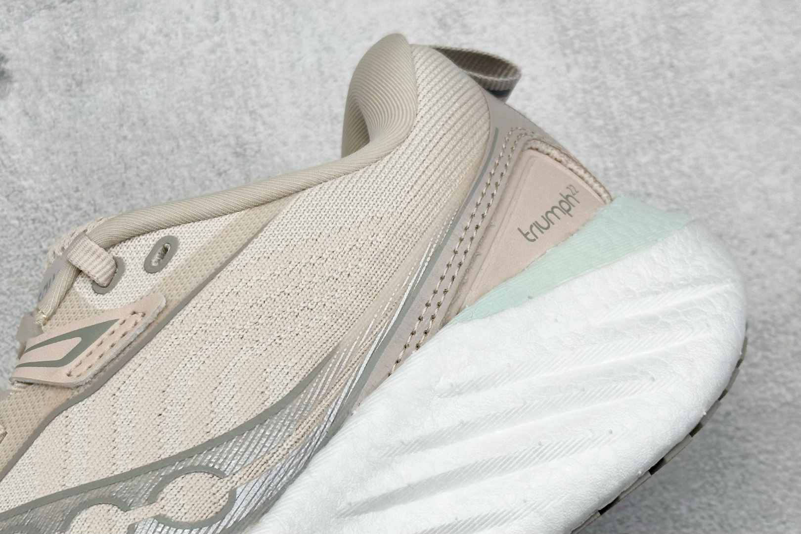 终端放店
XD版 Saucony Triumph 22代 索康尼旗舰级缓震型跑鞋
性能相比前几代再升