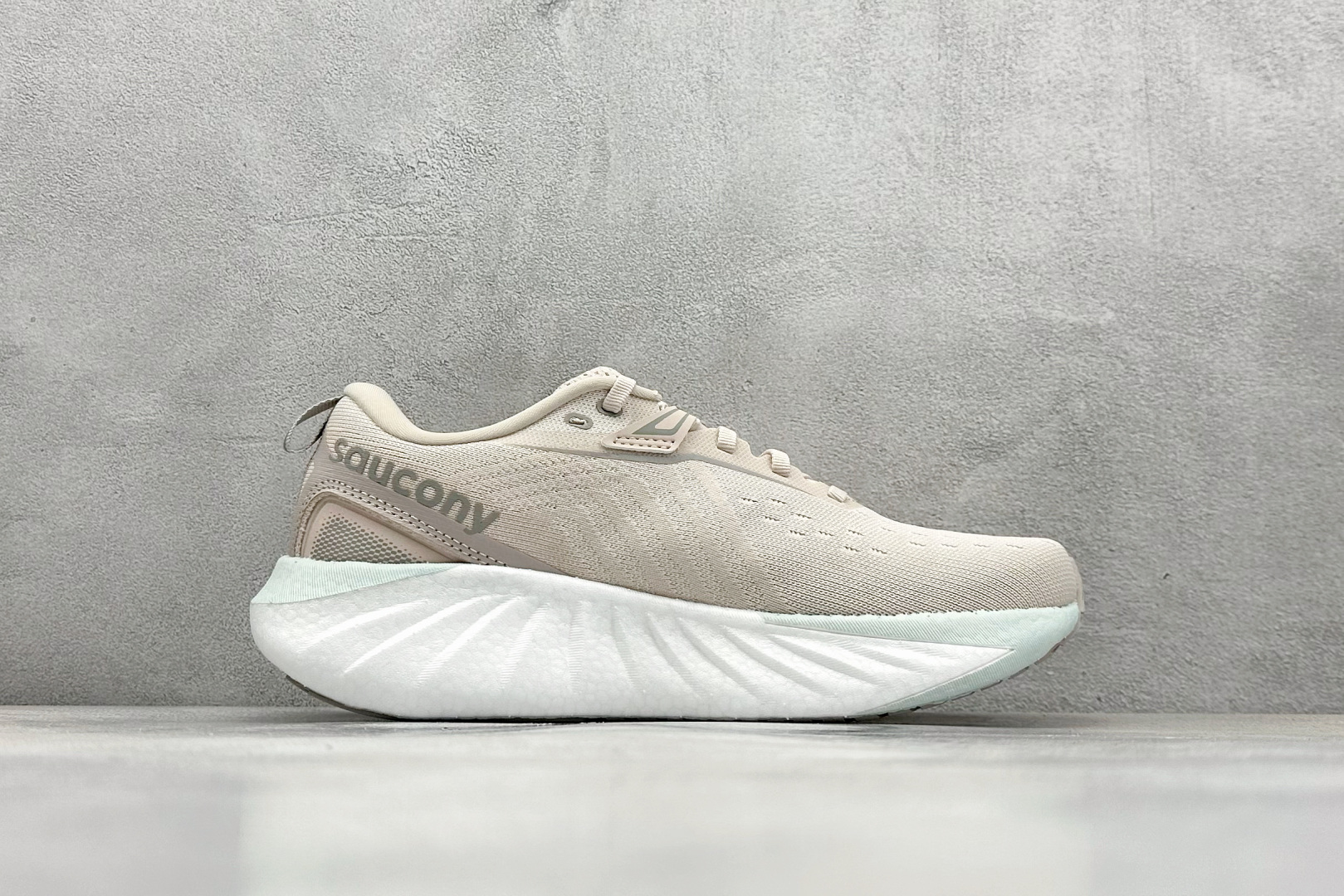 终端放店
XD版 Saucony Triumph 22代 索康尼旗舰级缓震型跑鞋
性能相比前几代再升