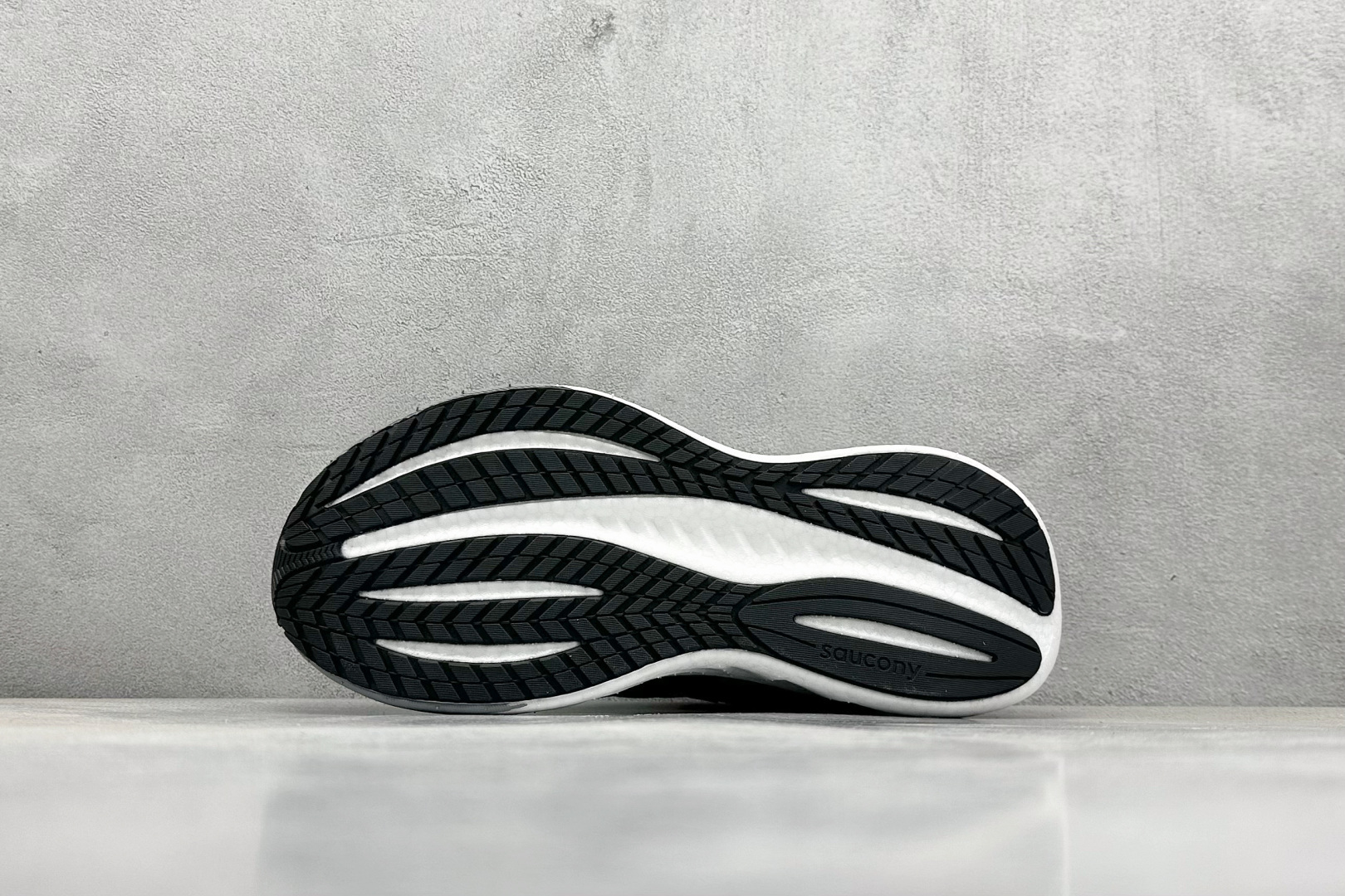 终端放店
XD版 Saucony Triumph 22代 索康尼旗舰级缓震型跑鞋
性能相比前几代再升