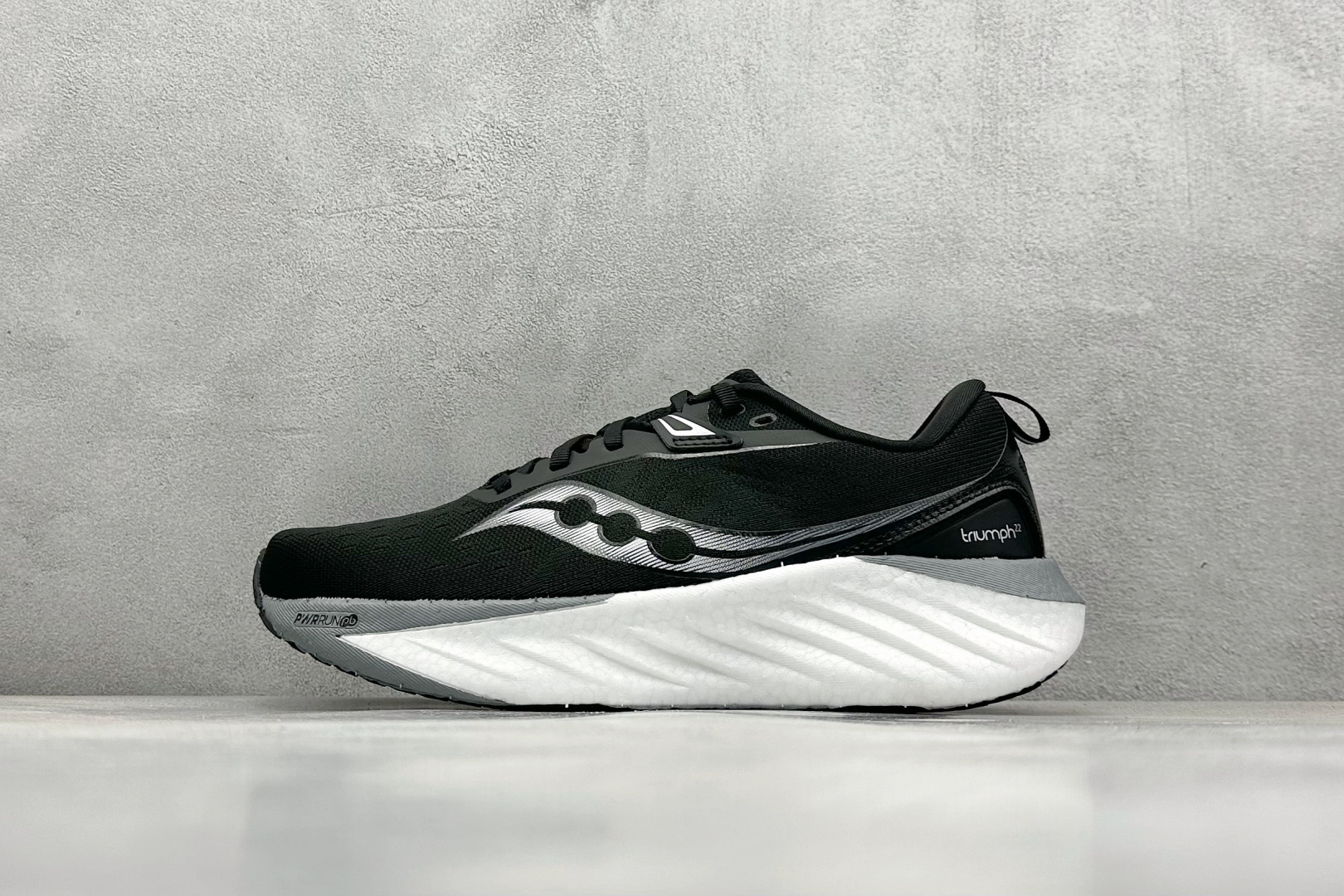 终端放店
XD版 Saucony Triumph 22代 索康尼旗舰级缓震型跑鞋
性能相比前几代再升