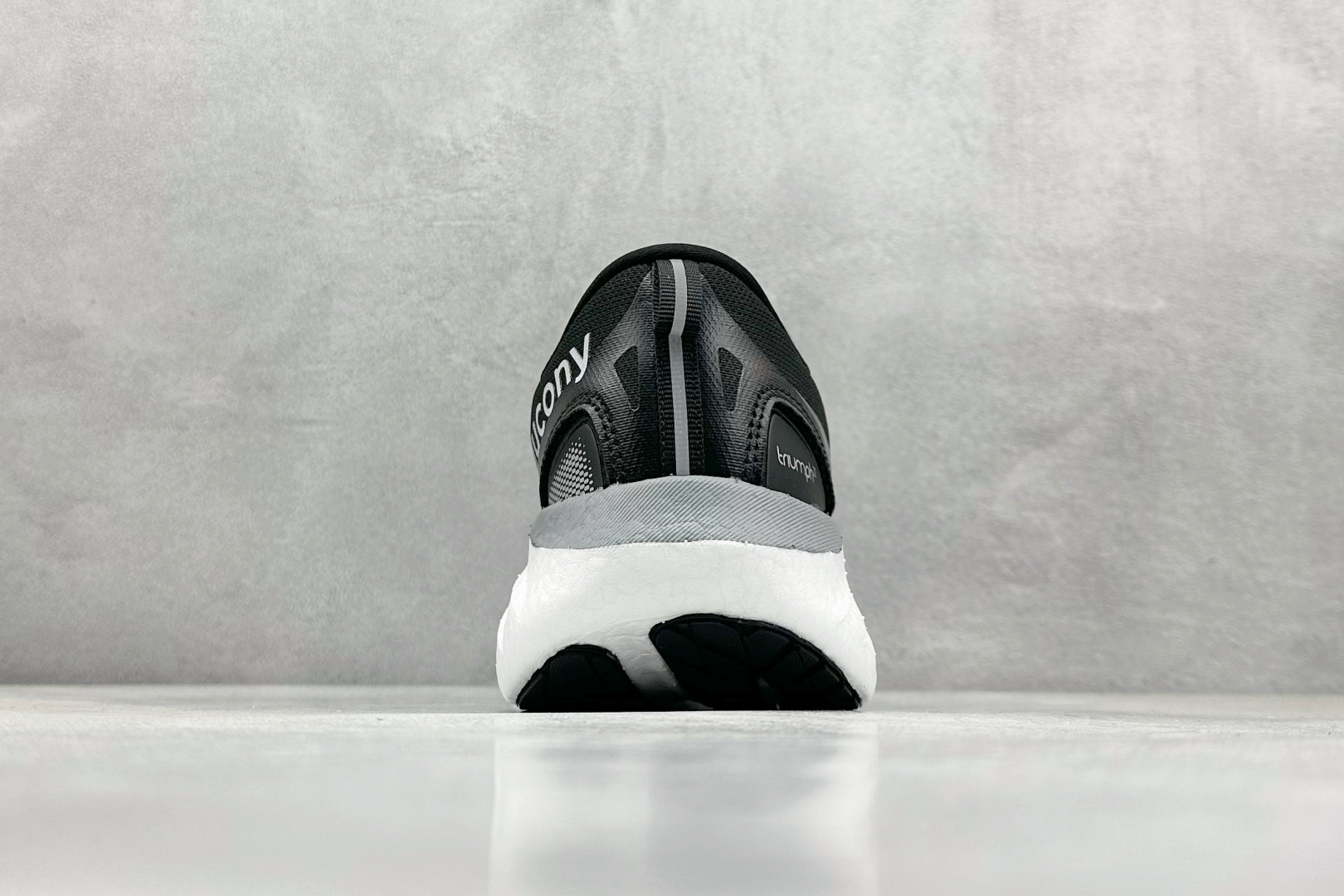 终端放店
XD版 Saucony Triumph 22代 索康尼旗舰级缓震型跑鞋
性能相比前几代再升