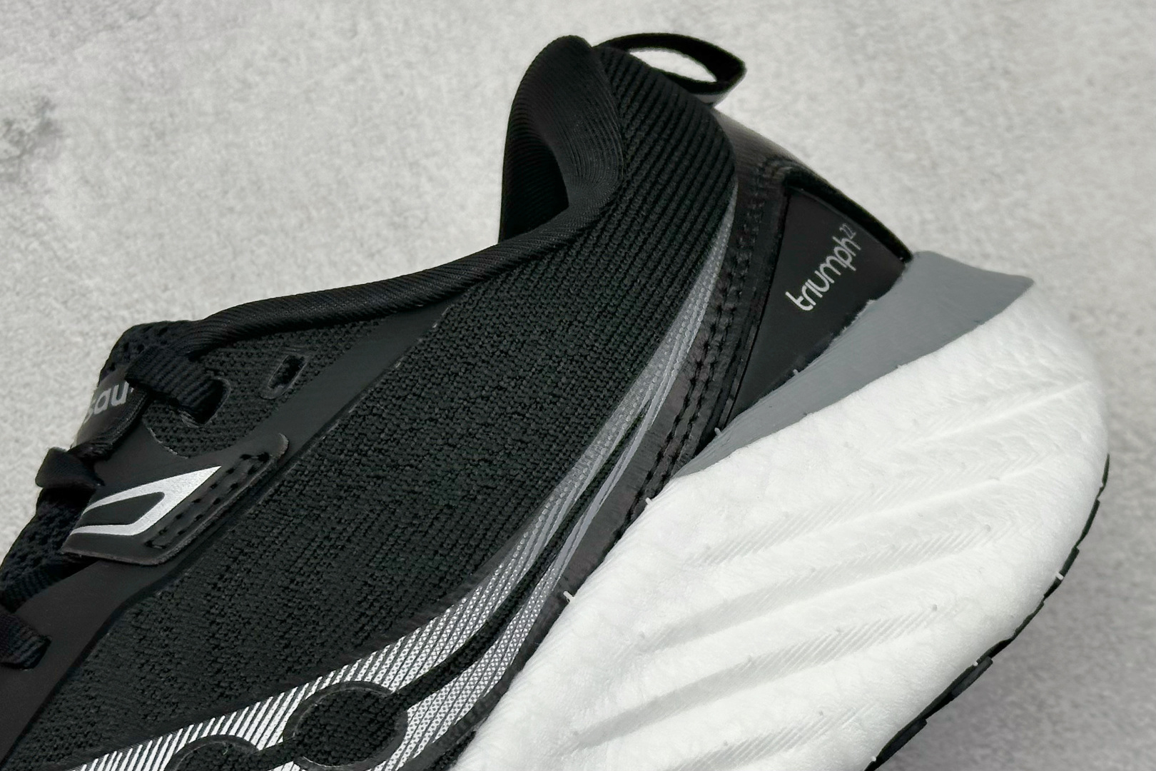 终端放店
XD版 Saucony Triumph 22代 索康尼旗舰级缓震型跑鞋
性能相比前几代再升