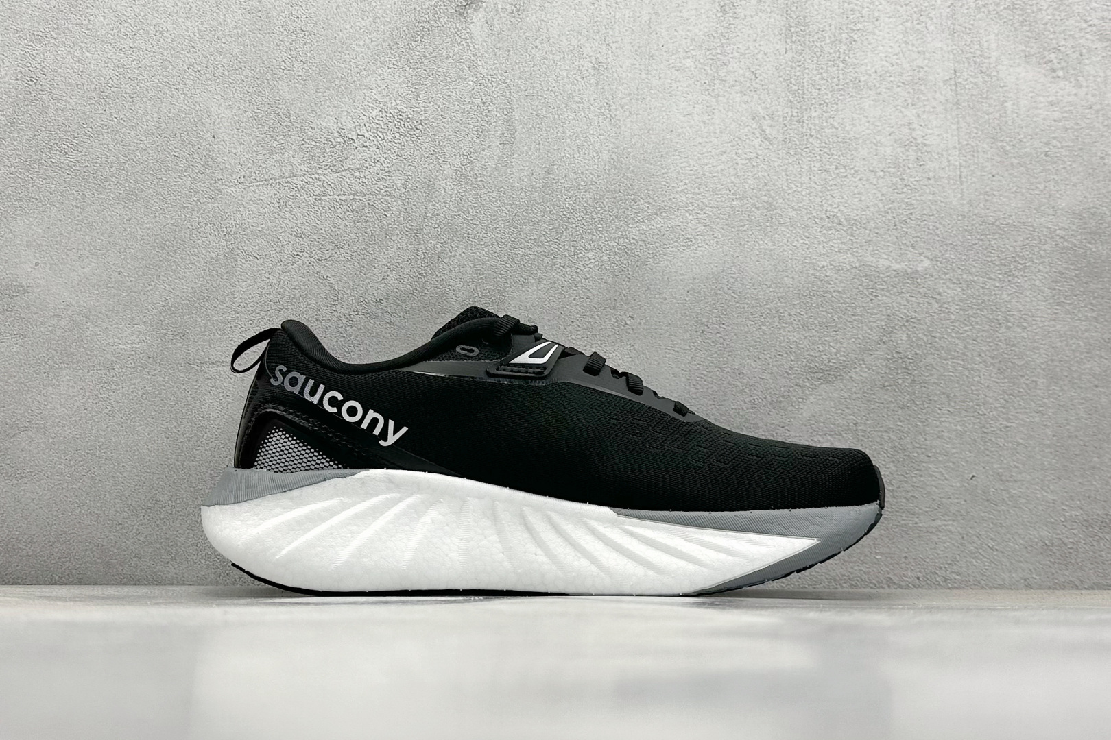 终端放店
XD版 Saucony Triumph 22代 索康尼旗舰级缓震型跑鞋
性能相比前几代再升