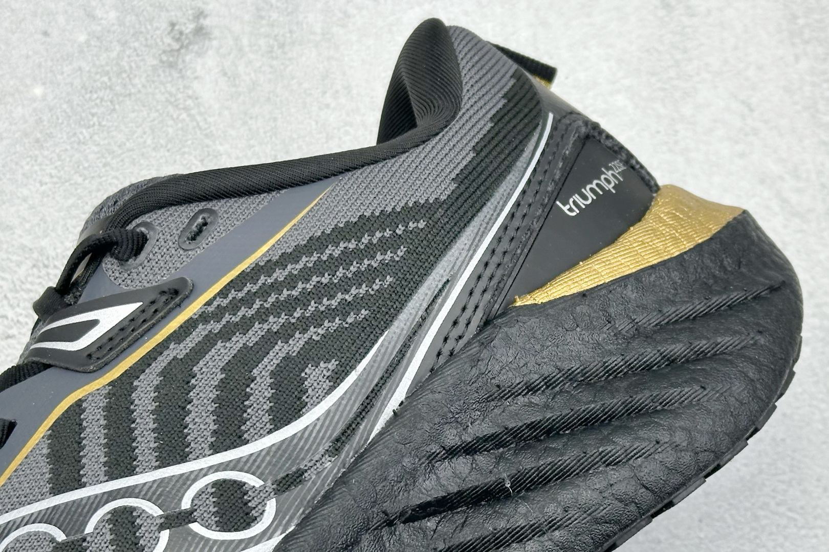 终端放店
XD版 Saucony Triumph 22代 索康尼旗舰级缓震型跑鞋
性能相比前几代再升