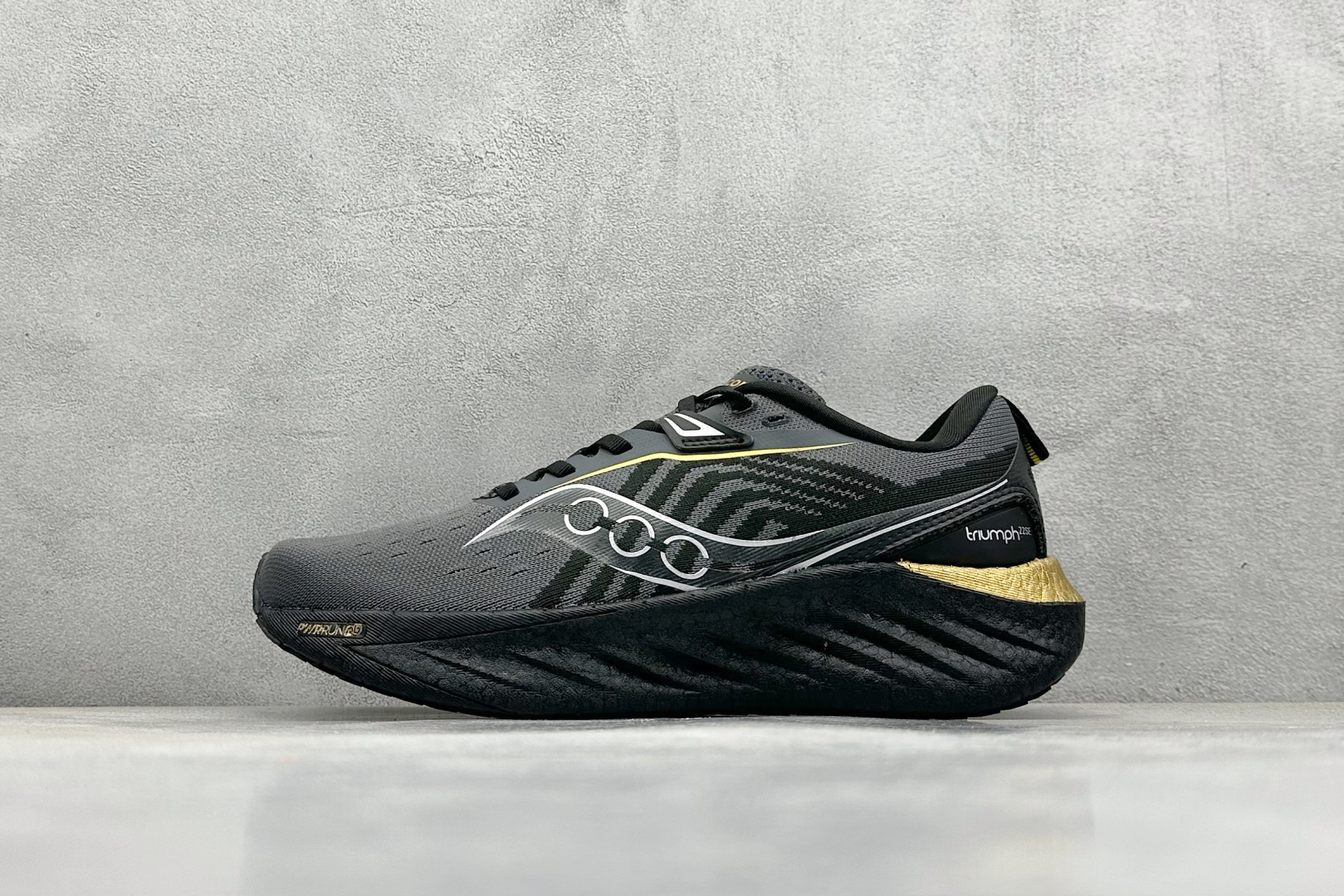 终端放店
XD版 Saucony Triumph 22代 索康尼旗舰级缓震型跑鞋
性能相比前几代再升