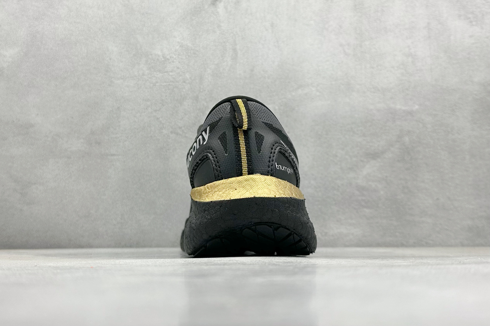 终端放店
XD版 Saucony Triumph 22代 索康尼旗舰级缓震型跑鞋
性能相比前几代再升