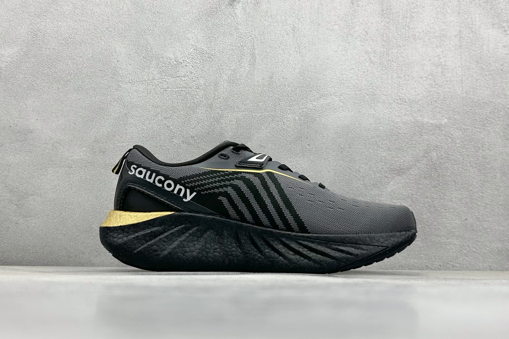 终端放店
XD版 Saucony Triumph 22代 索康尼旗舰级缓震型跑鞋
性能相比前几代再升