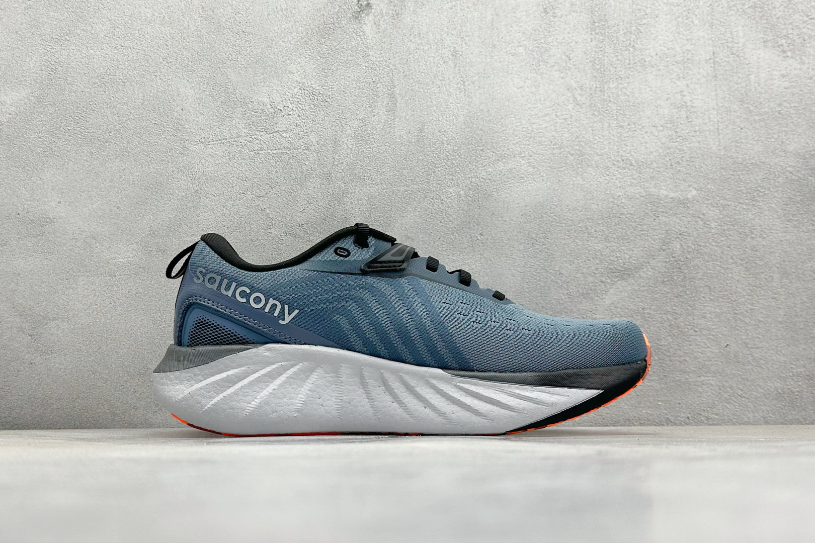 终端放店
XD版 Saucony Triumph 22代 索康尼旗舰级缓震型跑鞋
性能相比前几代再升