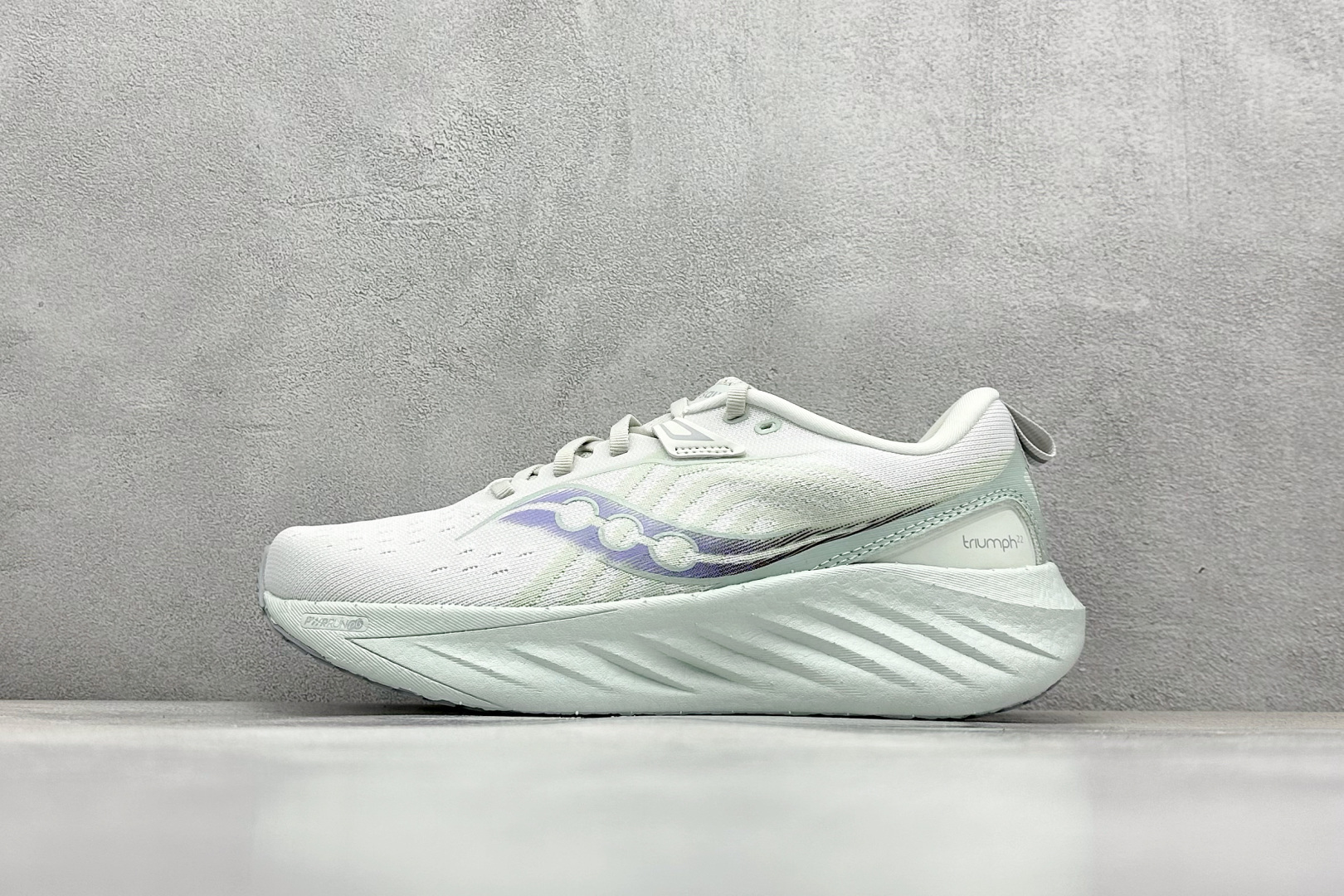 终端放店
XD版 Saucony Triumph 22代 索康尼旗舰级缓震型跑鞋
性能相比前几代再升
