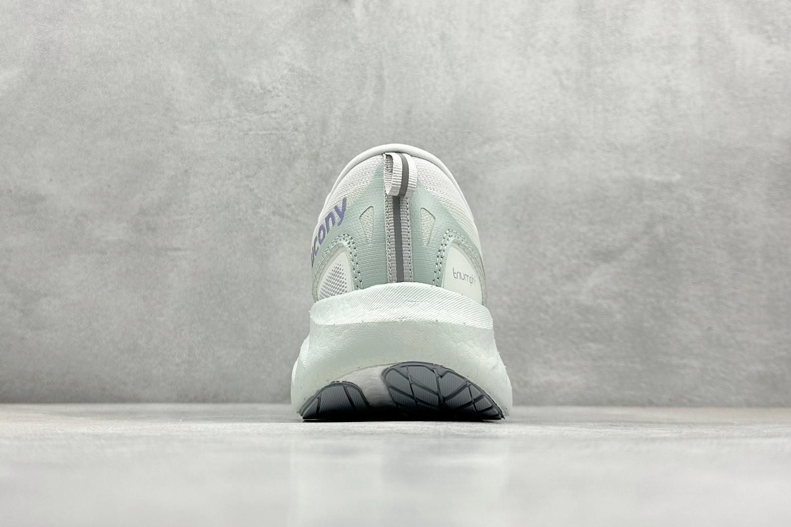 终端放店
XD版 Saucony Triumph 22代 索康尼旗舰级缓震型跑鞋
性能相比前几代再升