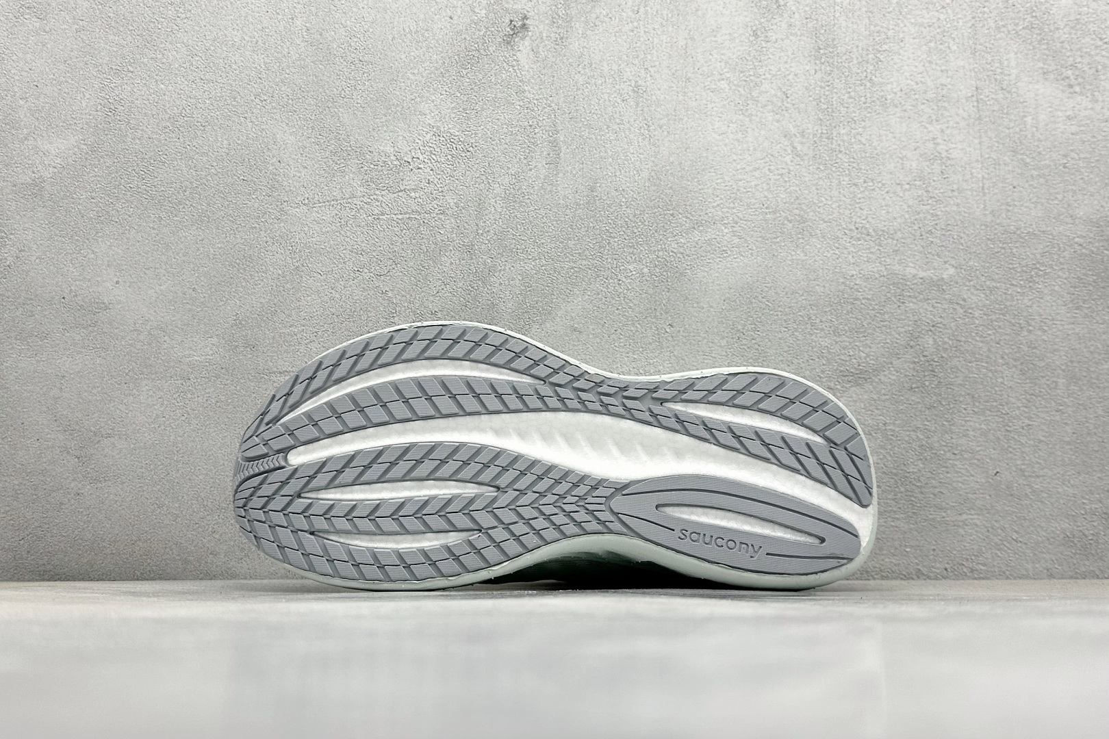 终端放店
XD版 Saucony Triumph 22代 索康尼旗舰级缓震型跑鞋
性能相比前几代再升