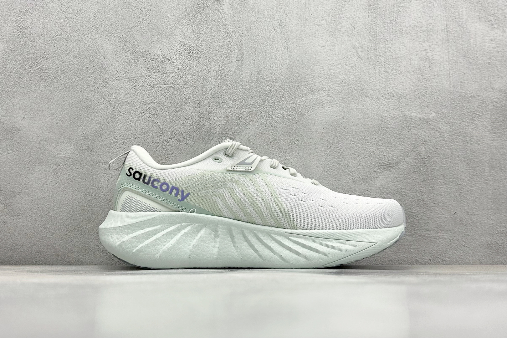 终端放店
XD版 Saucony Triumph 22代 索康尼旗舰级缓震型跑鞋
性能相比前几代再升