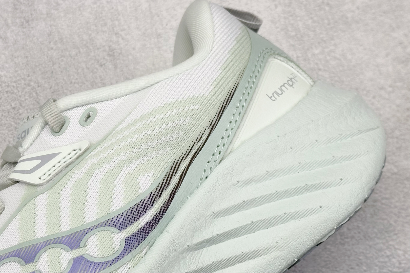 终端放店
XD版 Saucony Triumph 22代 索康尼旗舰级缓震型跑鞋
性能相比前几代再升