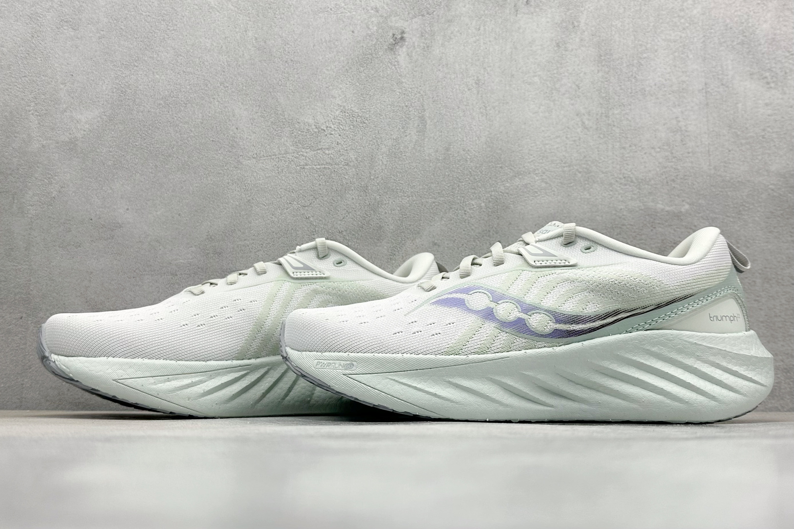 终端放店
XD版 Saucony Triumph 22代 索康尼旗舰级缓震型跑鞋
性能相比前几代再升