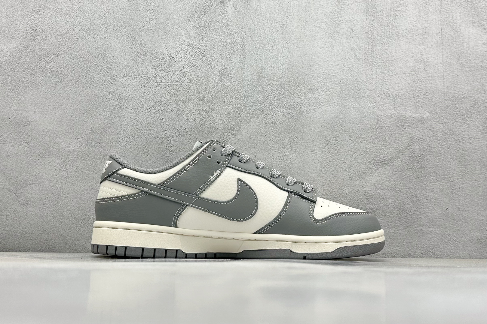  终端放店
XC版 Nk SB Dunk Low 斯图西联名-耀夜灰 周年高端定制 低帮休闲板鞋
#定制