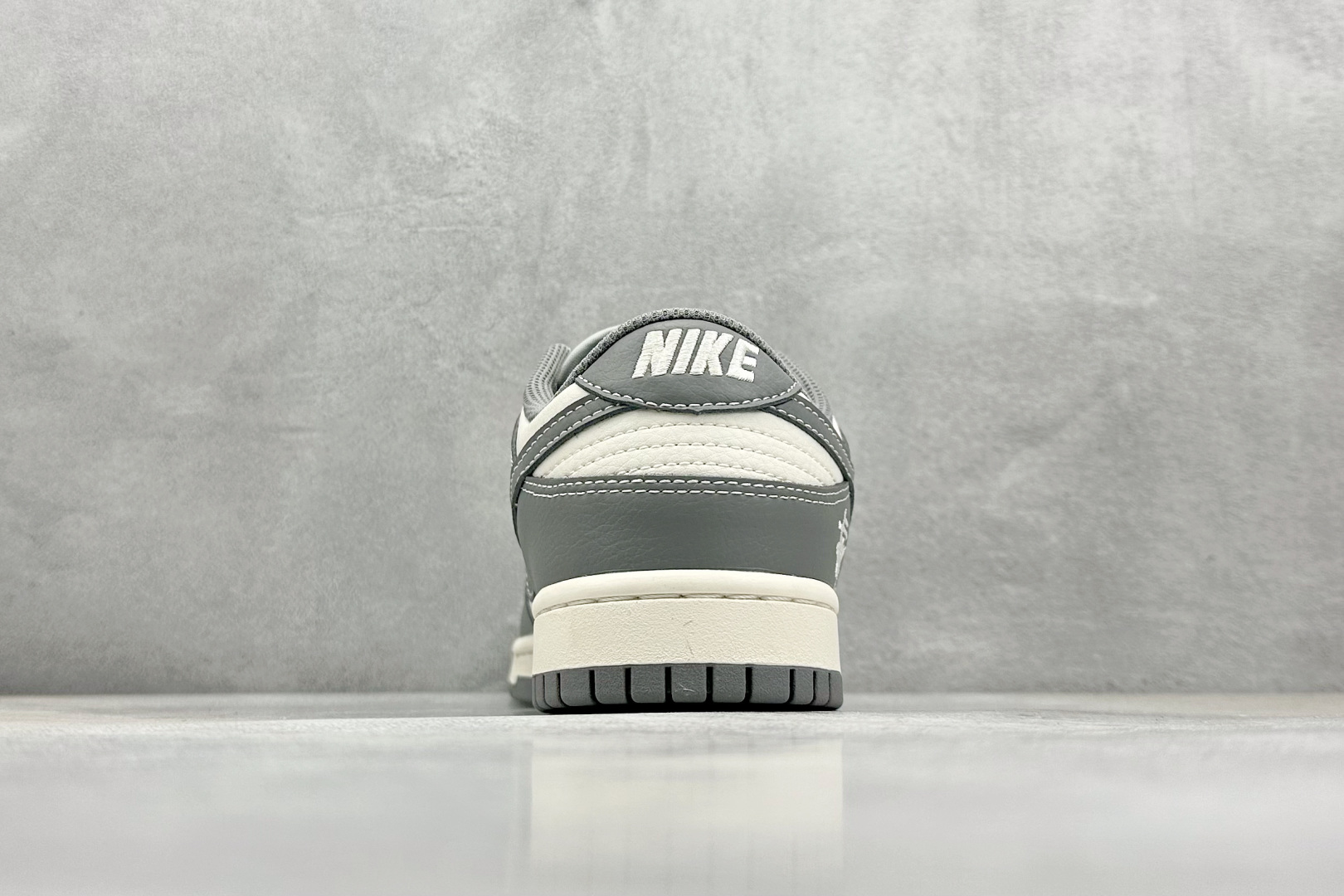  终端放店
XC版 Nk SB Dunk Low 斯图西联名-耀夜灰 周年高端定制 低帮休闲板鞋
#定制