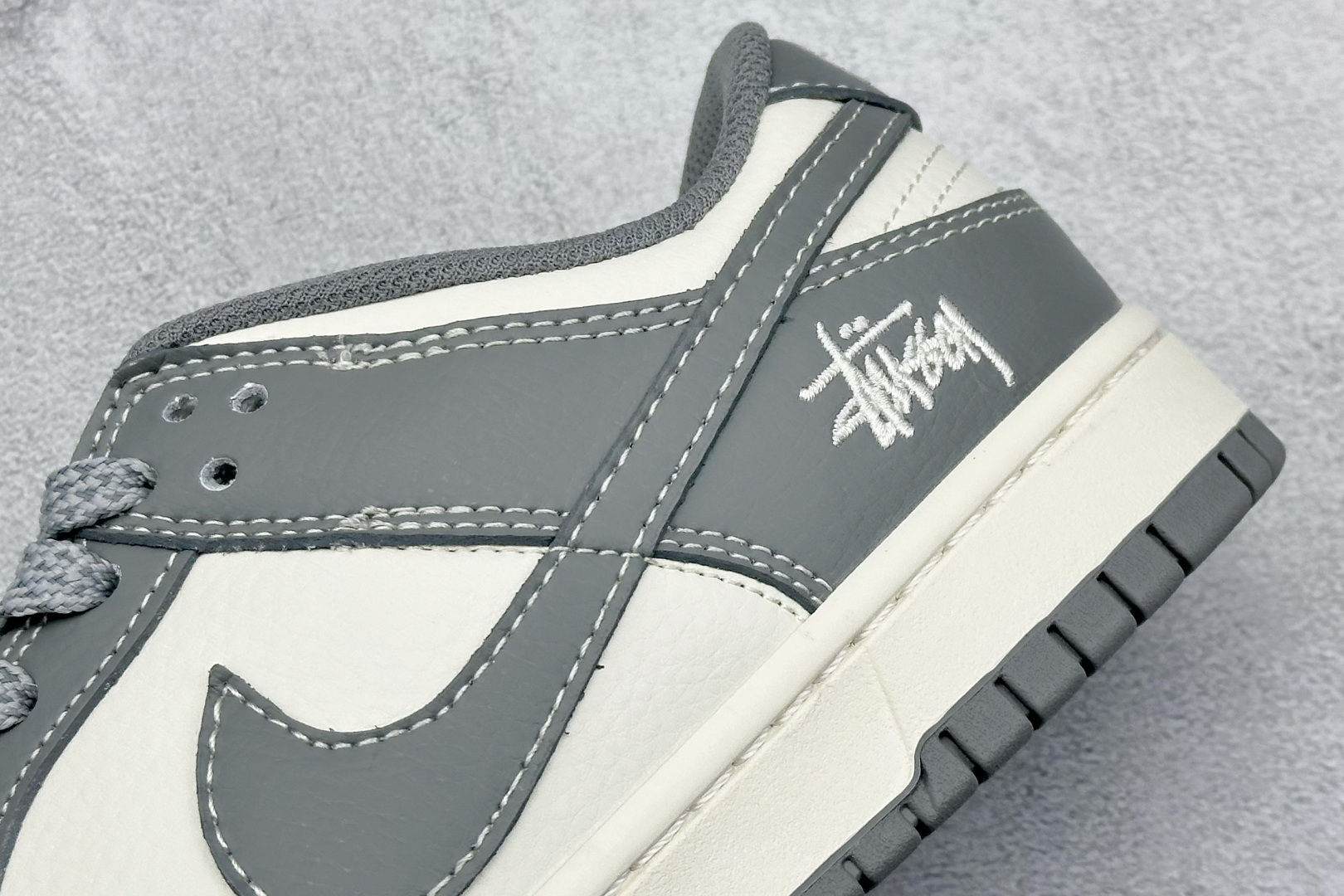  终端放店
XC版 Nk SB Dunk Low 斯图西联名-耀夜灰 周年高端定制 低帮休闲板鞋
#定制