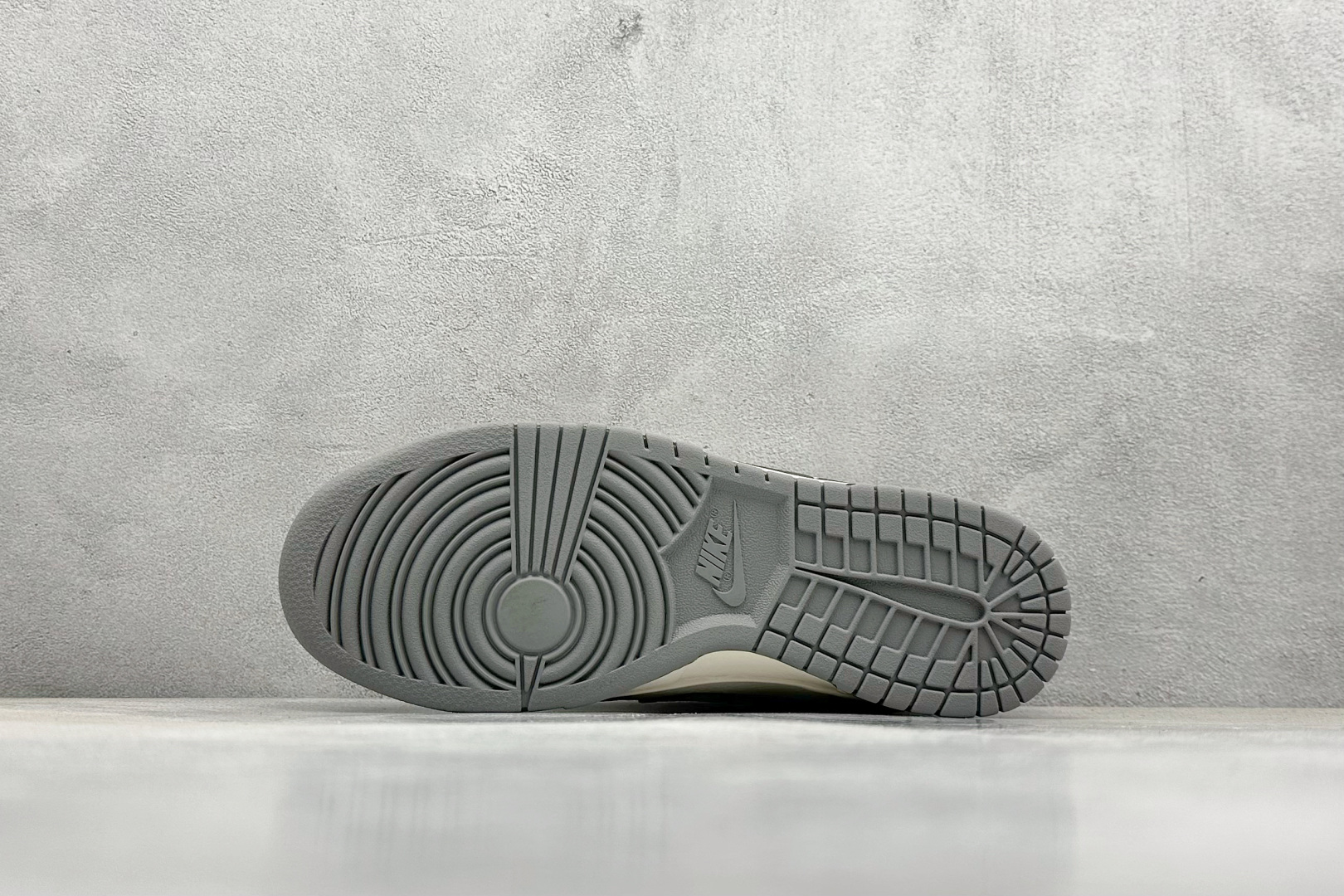 终端放店
XC版 Nk SB Dunk Low 斯图西联名-耀夜灰 周年高端定制 低帮休闲板鞋
#定制