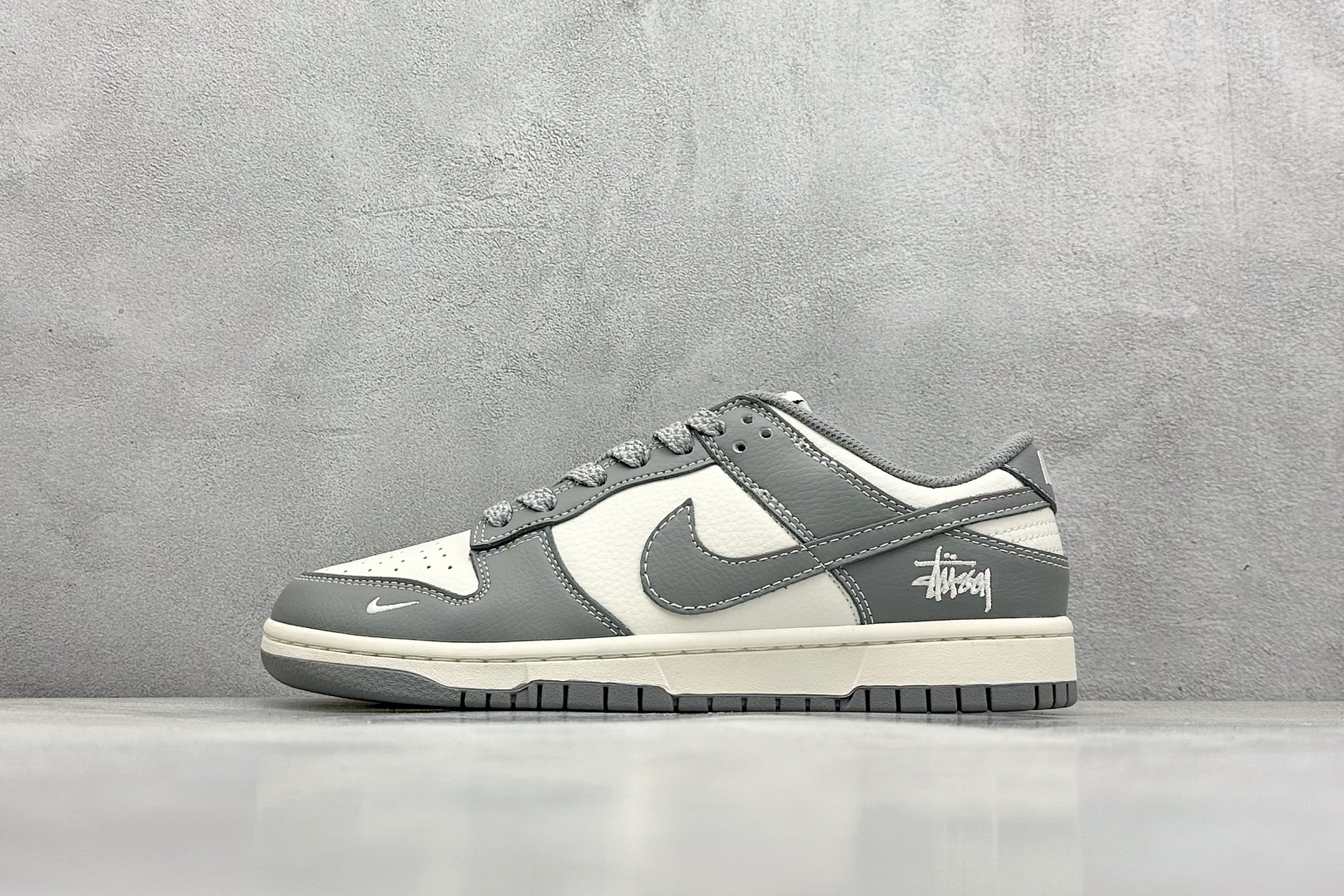  终端放店
XC版 Nk SB Dunk Low 斯图西联名-耀夜灰 周年高端定制 低帮休闲板鞋
#定制