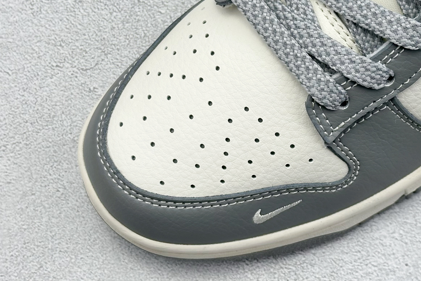  终端放店
XC版 Nk SB Dunk Low 斯图西联名-耀夜灰 周年高端定制 低帮休闲板鞋
#定制