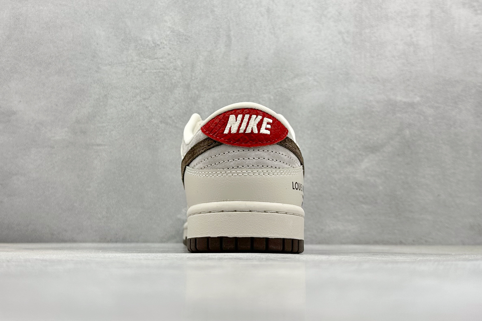  终端放店
XC版 Nike SB Dunk Low LV联名 红尾巧克力 周年高端定制 低帮休闲板鞋
