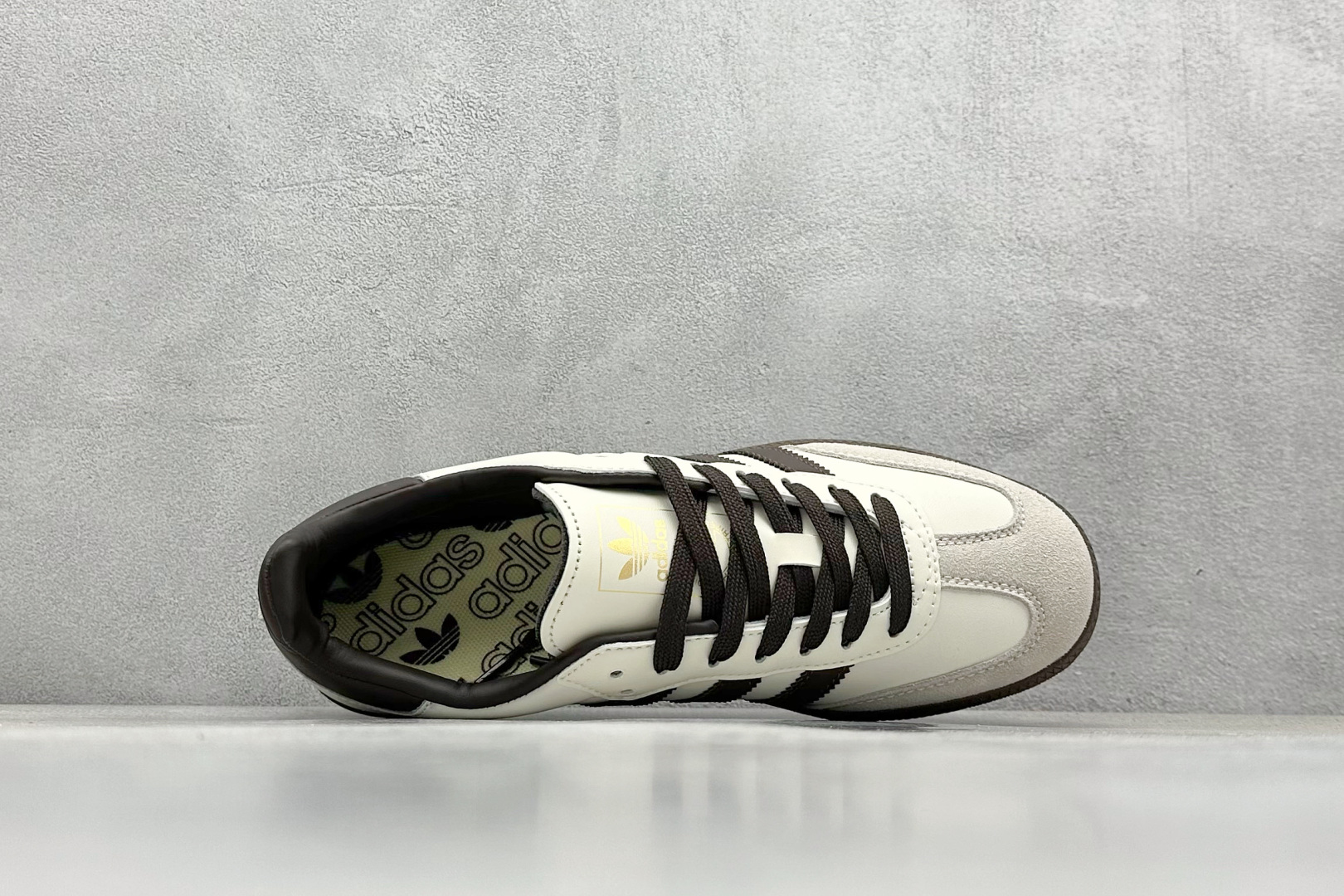  
Addis Original Samba OG 复古桑巴板鞋 
这款桑巴鞋展示了高质量的工艺 带有装