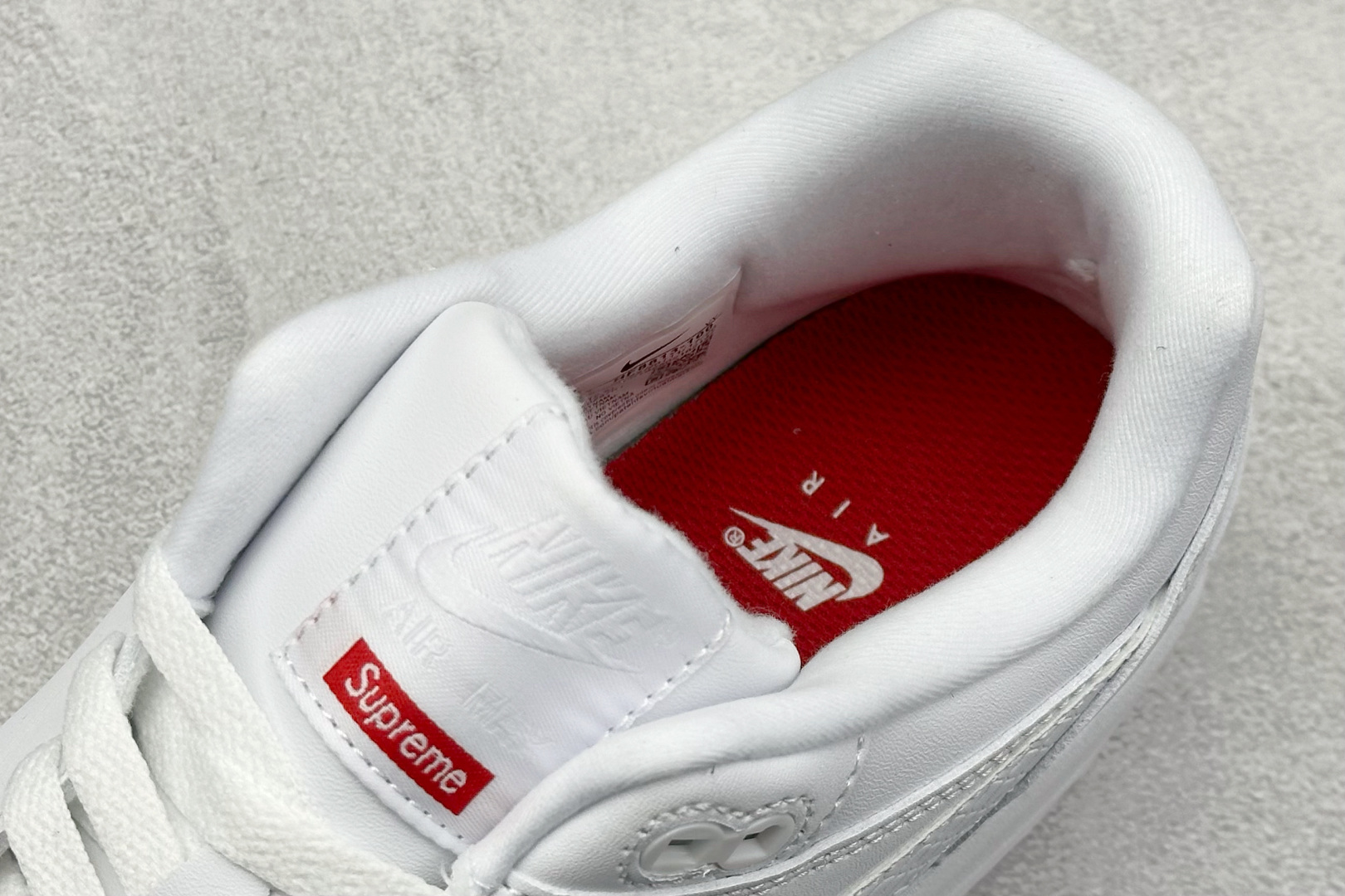 
Nike Air Max 1 耐克半掌气垫复古跑步鞋 
货号：HF8813-100
尺码：36 3