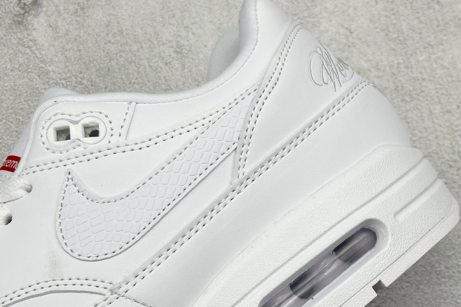  
Nike Air Max 1 耐克半掌气垫复古跑步鞋 
货号：HF8813-100
尺码：36 3