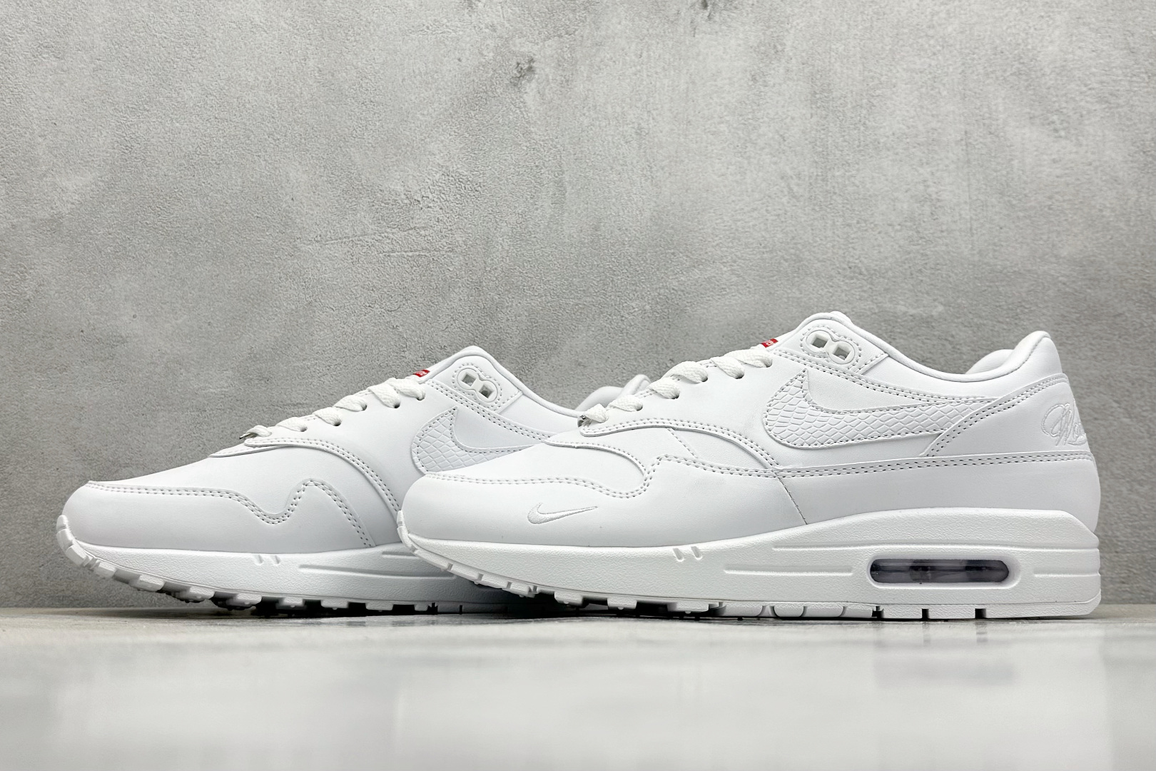  
Nike Air Max 1 耐克半掌气垫复古跑步鞋 
货号：HF8813-100
尺码：36 3