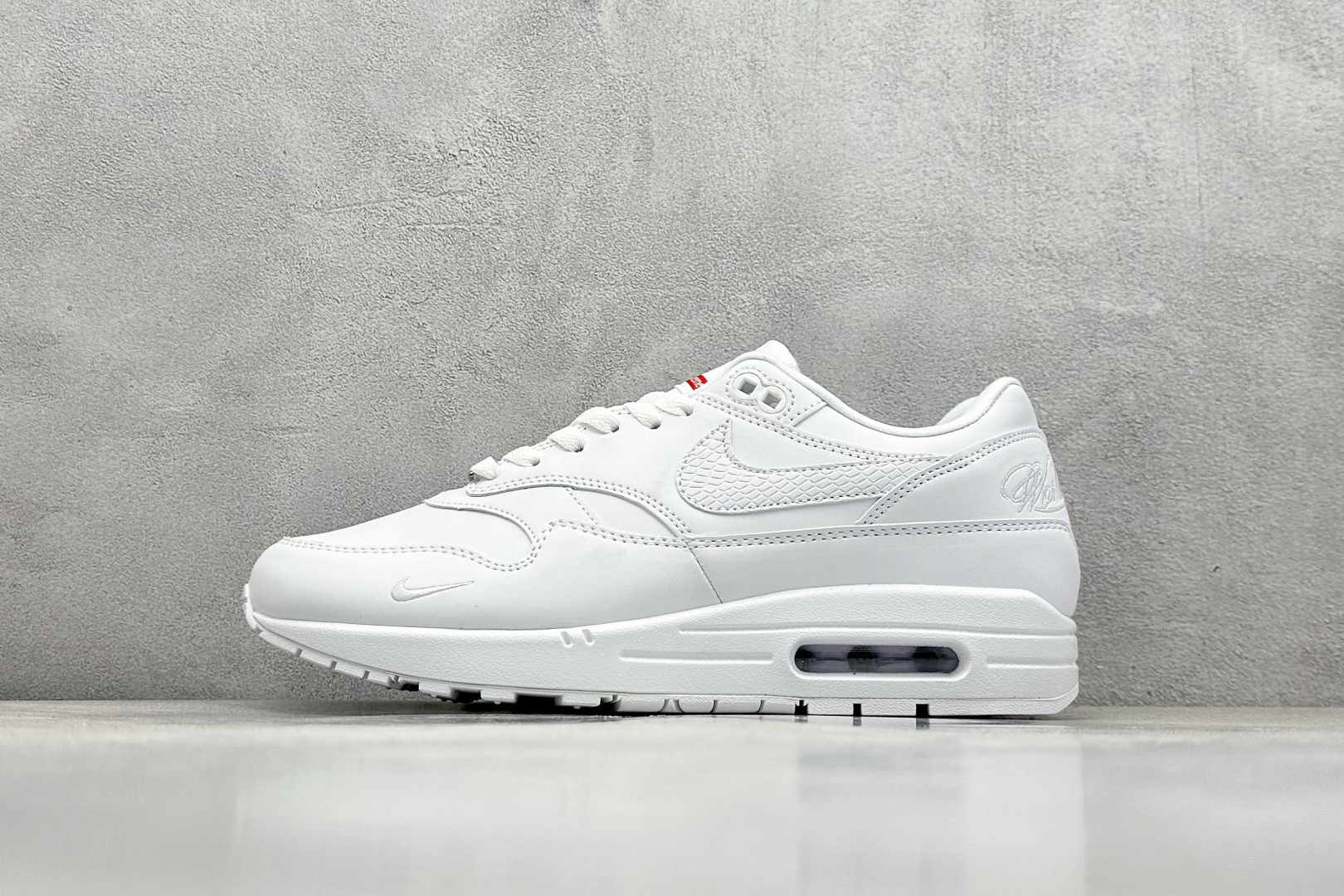  
Nike Air Max 1 耐克半掌气垫复古跑步鞋 
货号：HF8813-100
尺码：36 3