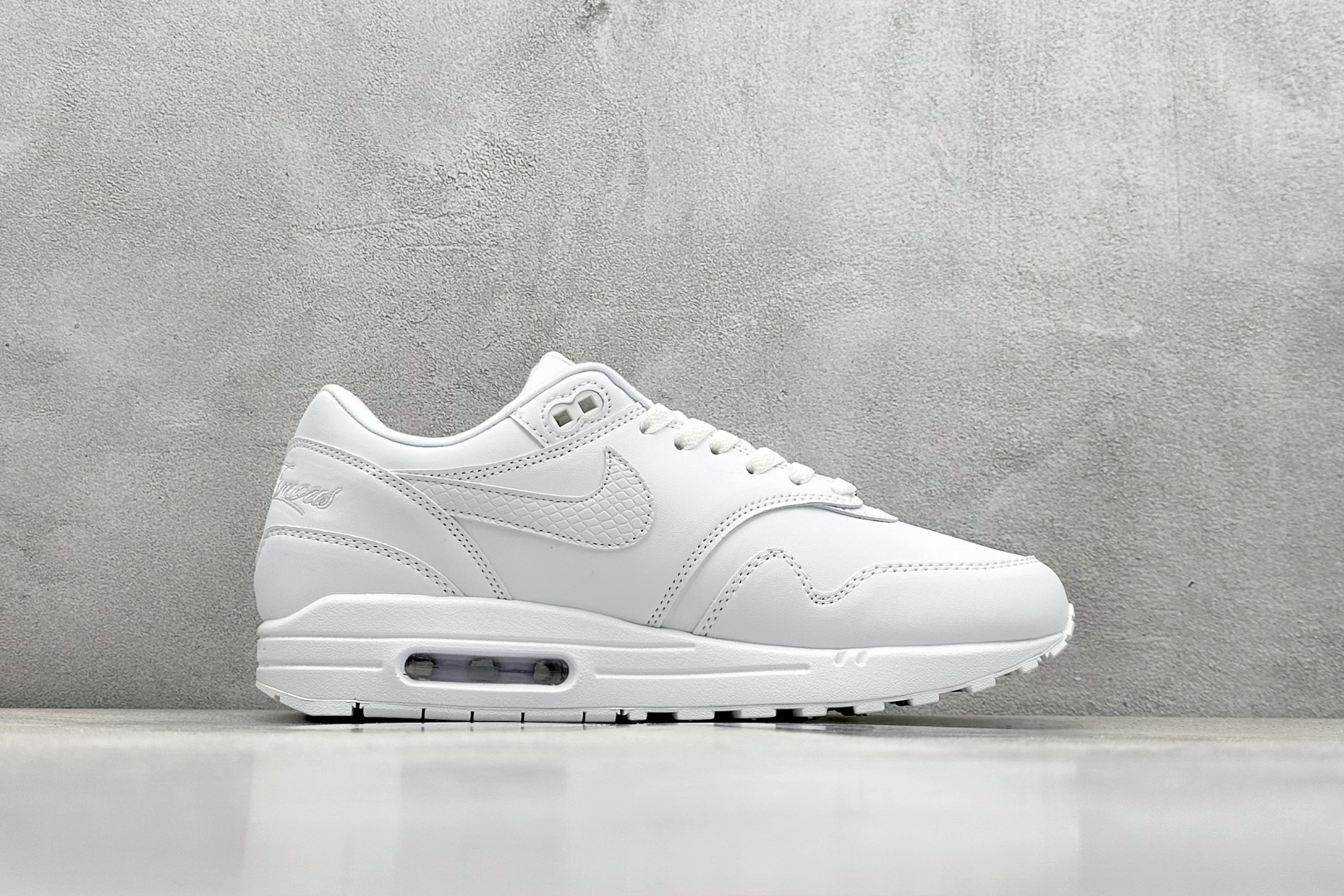  
Nike Air Max 1 耐克半掌气垫复古跑步鞋 
货号：HF8813-100
尺码：36 3