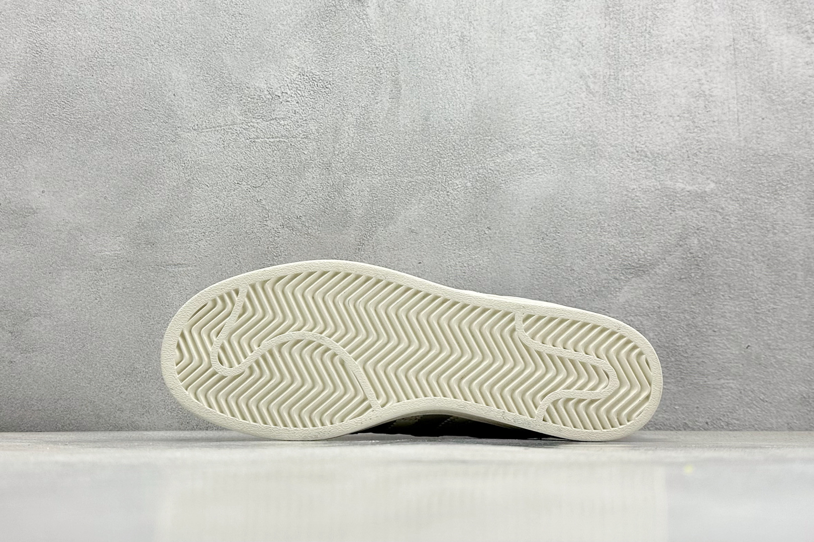  
AD Originals Superstar 贝壳头 
采用全新头层拼接皮革材质 后跟采用特色3D立