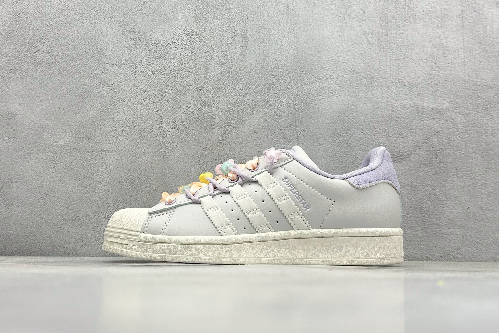  
AD Originals Superstar 贝壳头 
采用全新头层拼接皮革材质 后跟采用特色3D立