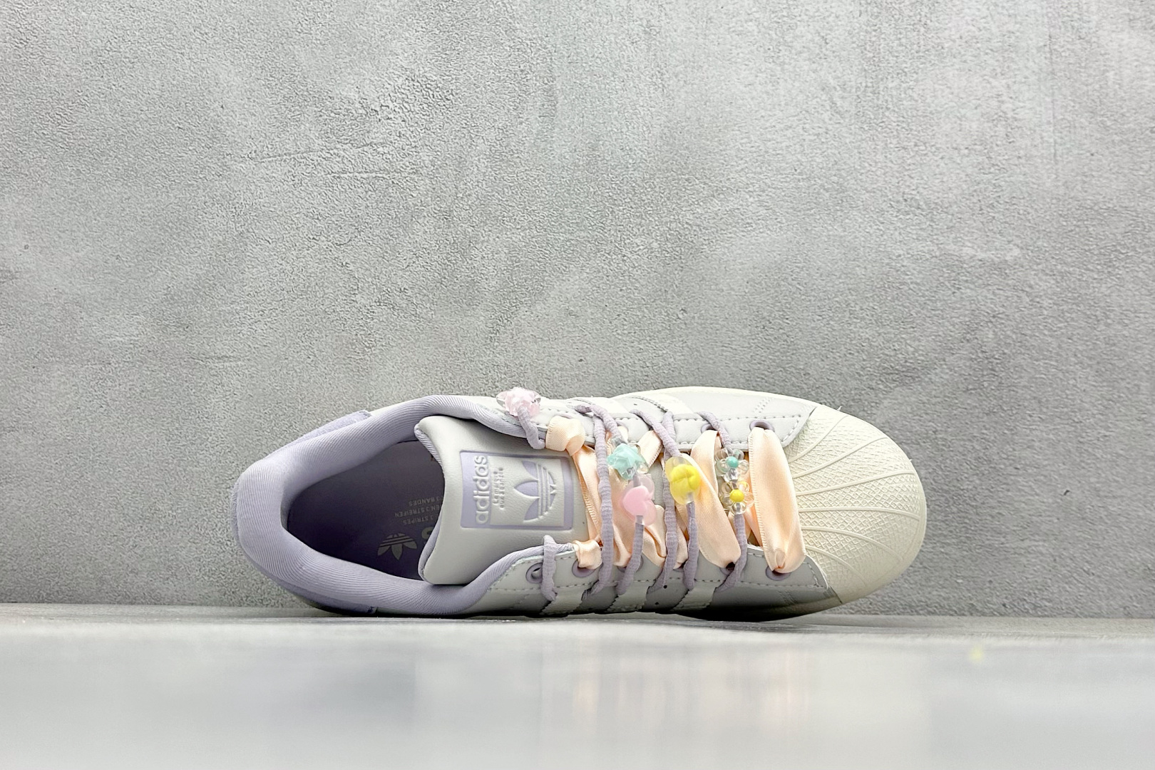  
AD Originals Superstar 贝壳头 
采用全新头层拼接皮革材质 后跟采用特色3D立