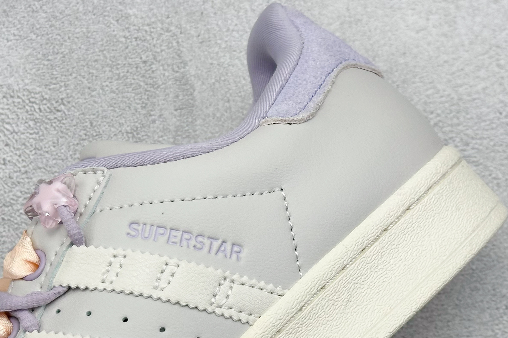  
AD Originals Superstar 贝壳头 
采用全新头层拼接皮革材质 后跟采用特色3D立