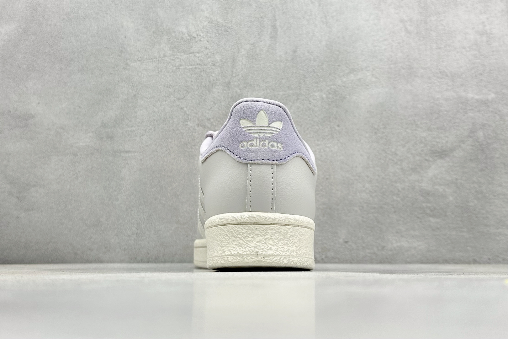  
AD Originals Superstar 贝壳头 
采用全新头层拼接皮革材质 后跟采用特色3D立