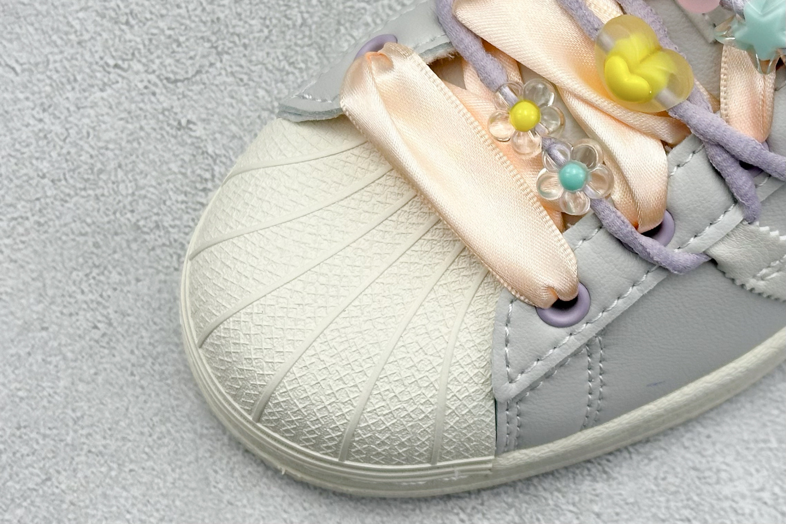  
AD Originals Superstar 贝壳头 
采用全新头层拼接皮革材质 后跟采用特色3D立