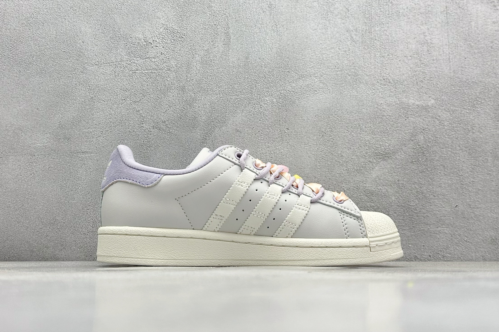  
AD Originals Superstar 贝壳头 
采用全新头层拼接皮革材质 后跟采用特色3D立