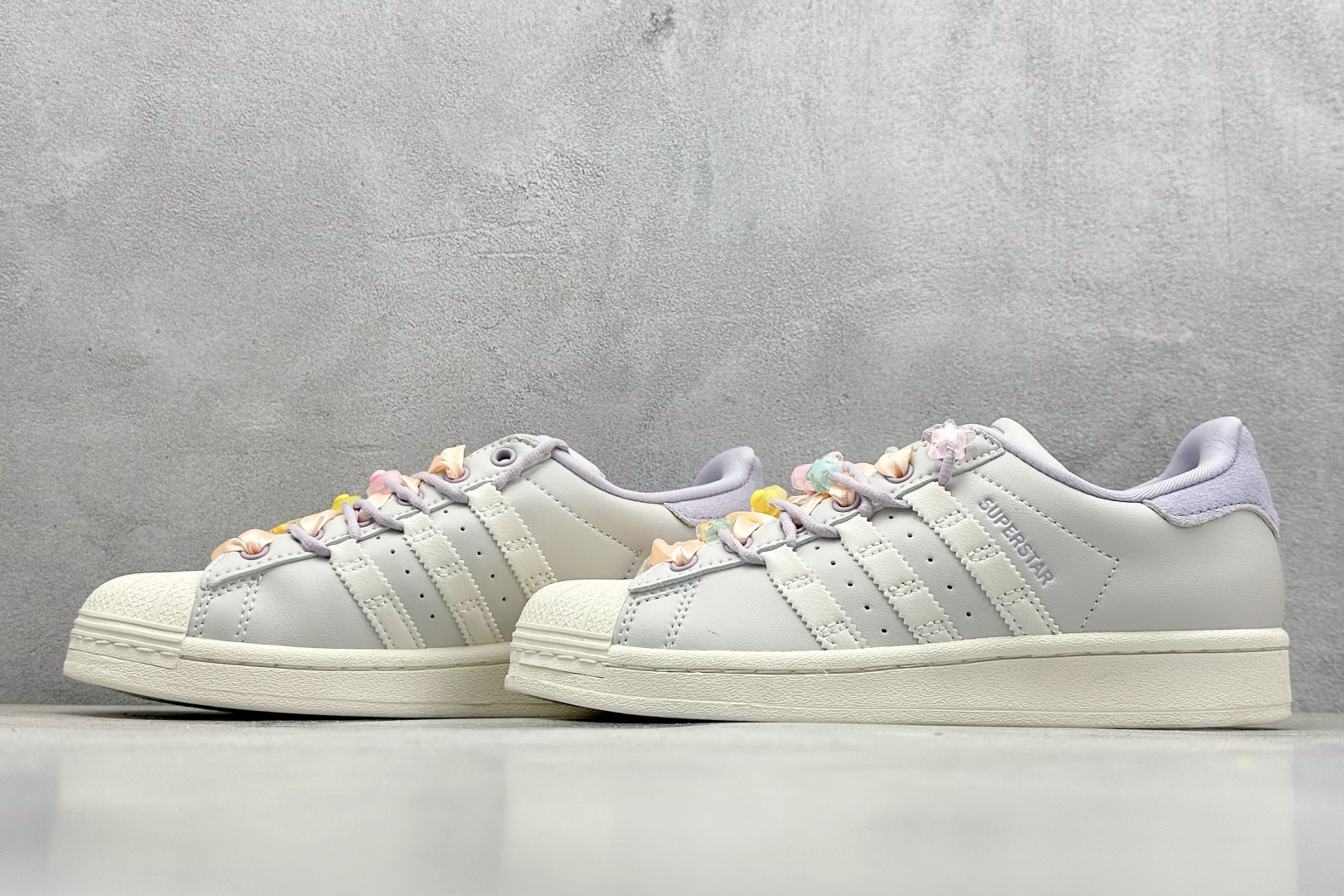  
AD Originals Superstar 贝壳头 
采用全新头层拼接皮革材质 后跟采用特色3D立