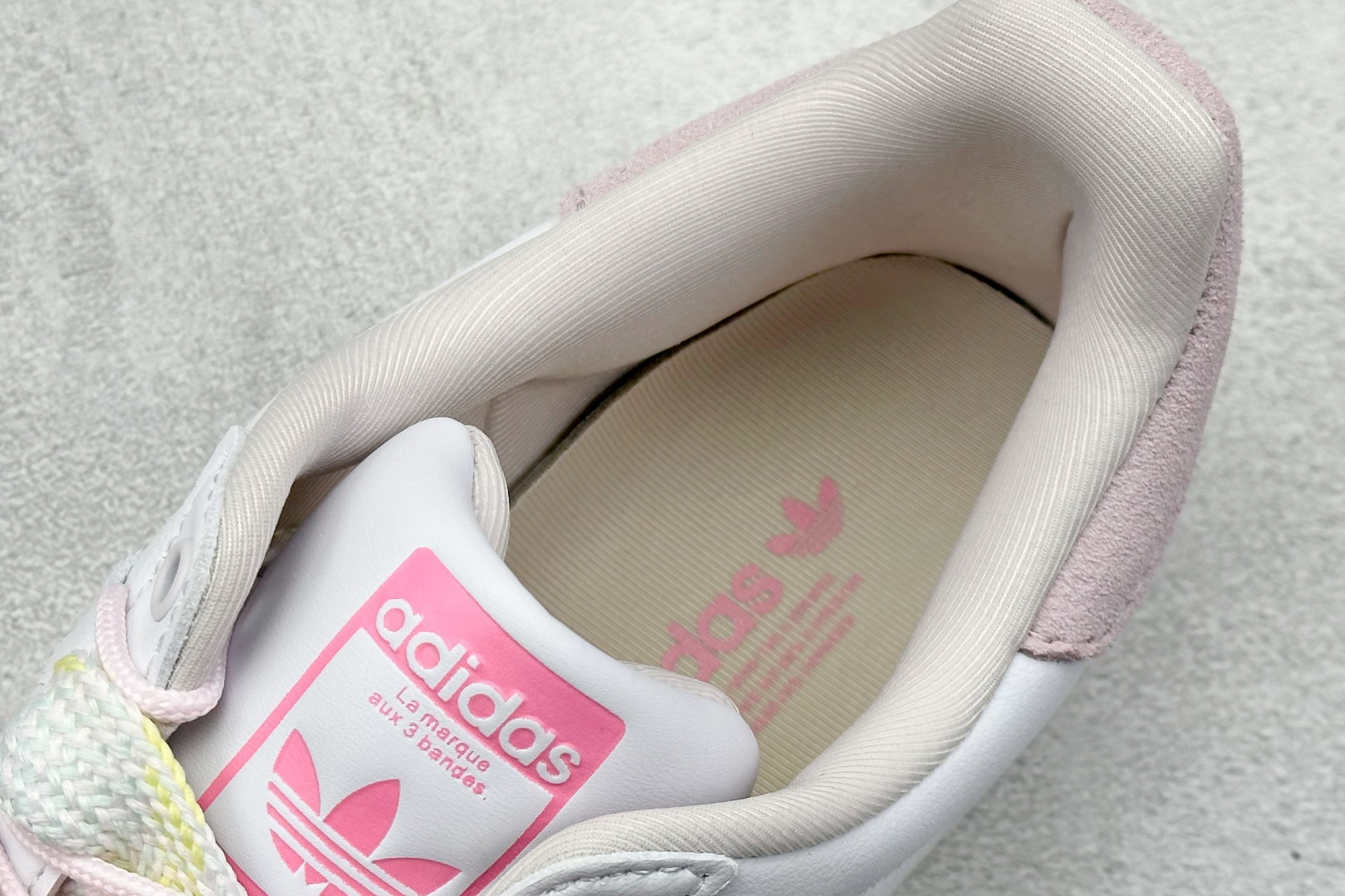  
AD Originals Superstar 贝壳头 
采用全新头层拼接皮革材质 后跟采用特色3D立