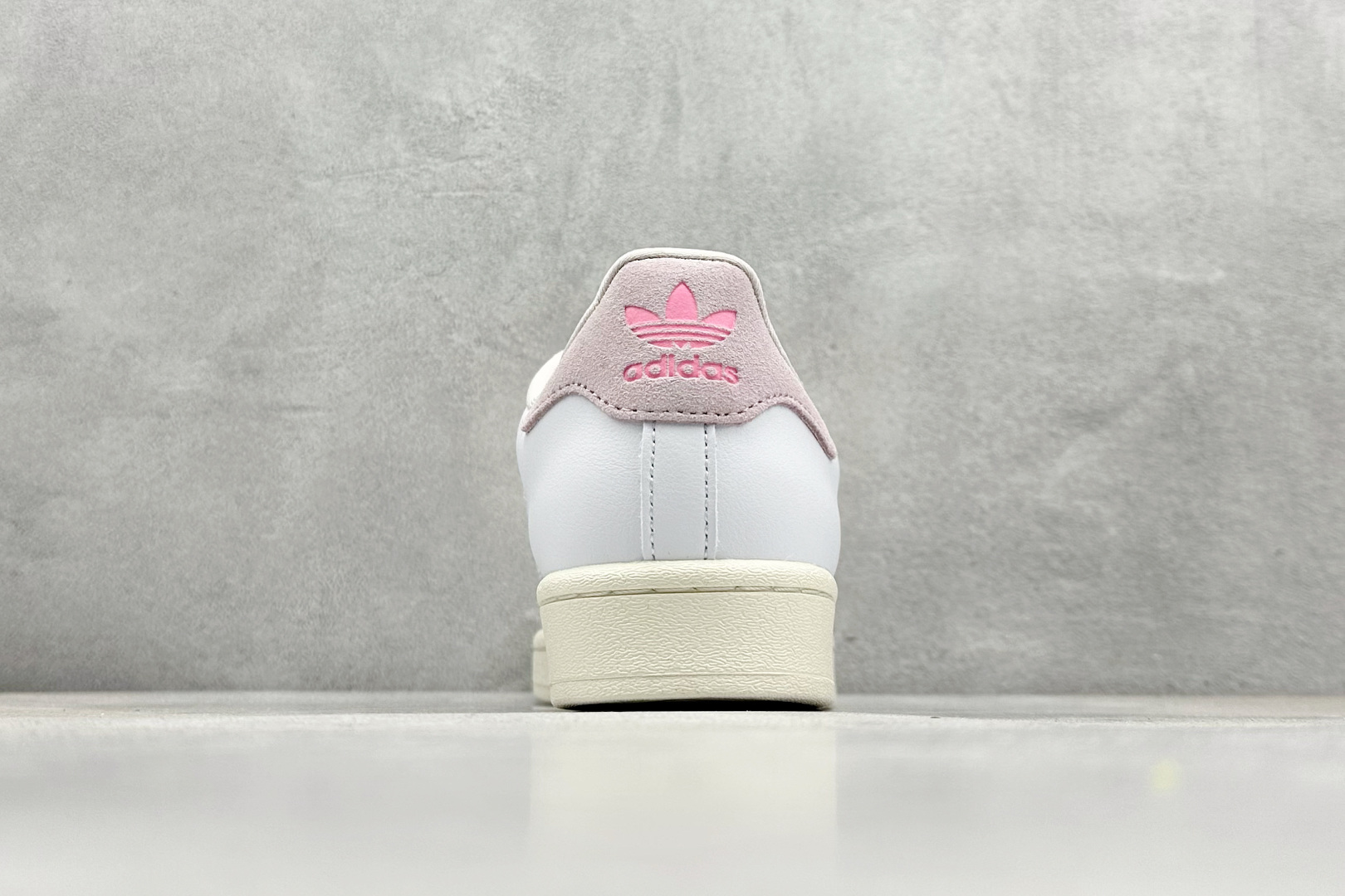  
AD Originals Superstar 贝壳头 
采用全新头层拼接皮革材质 后跟采用特色3D立