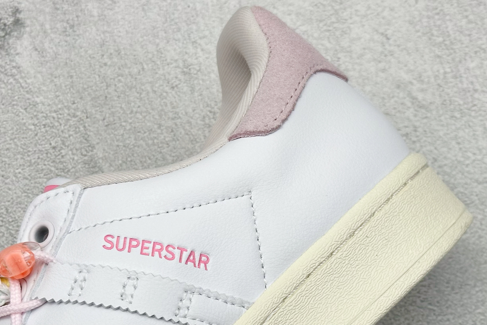 
AD Originals Superstar 贝壳头 
采用全新头层拼接皮革材质 后跟采用特色3D立