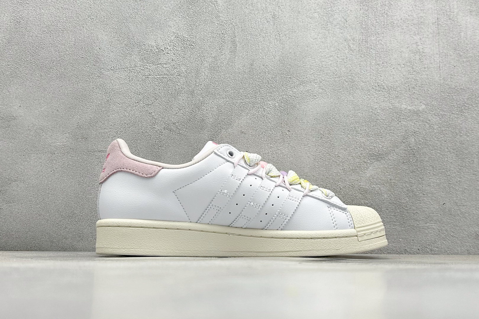  
AD Originals Superstar 贝壳头 
采用全新头层拼接皮革材质 后跟采用特色3D立