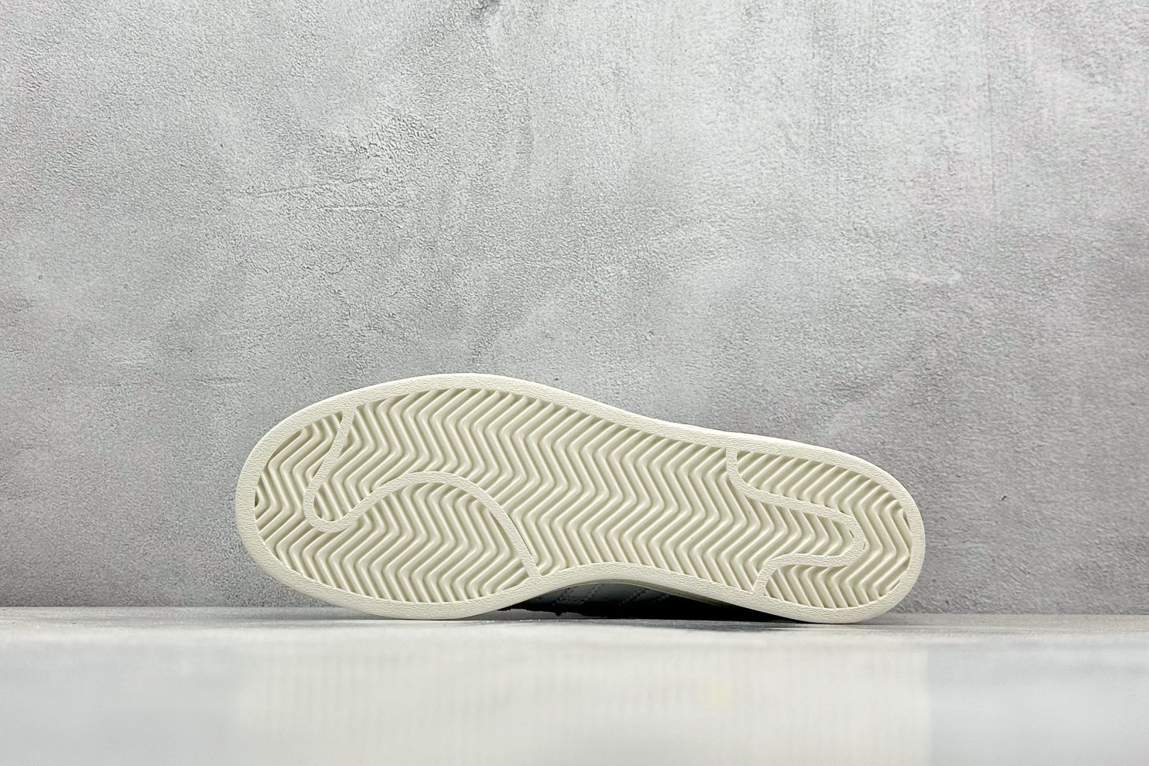  
AD Originals Superstar 贝壳头 
采用全新头层拼接皮革材质 后跟采用特色3D立