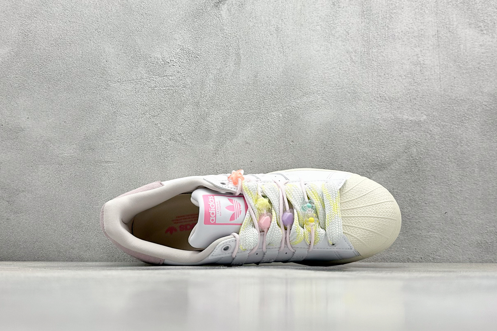  
AD Originals Superstar 贝壳头 
采用全新头层拼接皮革材质 后跟采用特色3D立