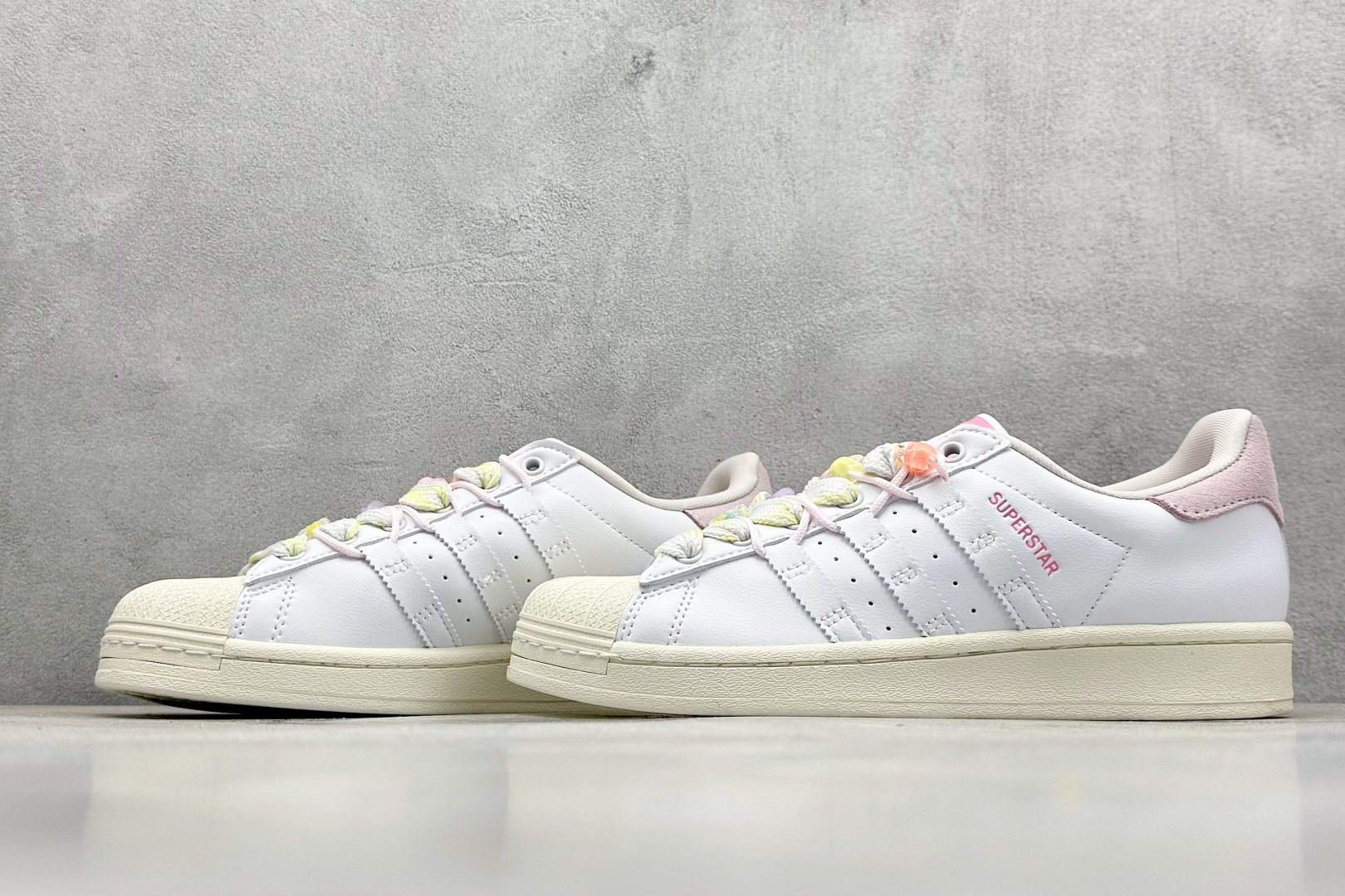  
AD Originals Superstar 贝壳头 
采用全新头层拼接皮革材质 后跟采用特色3D立