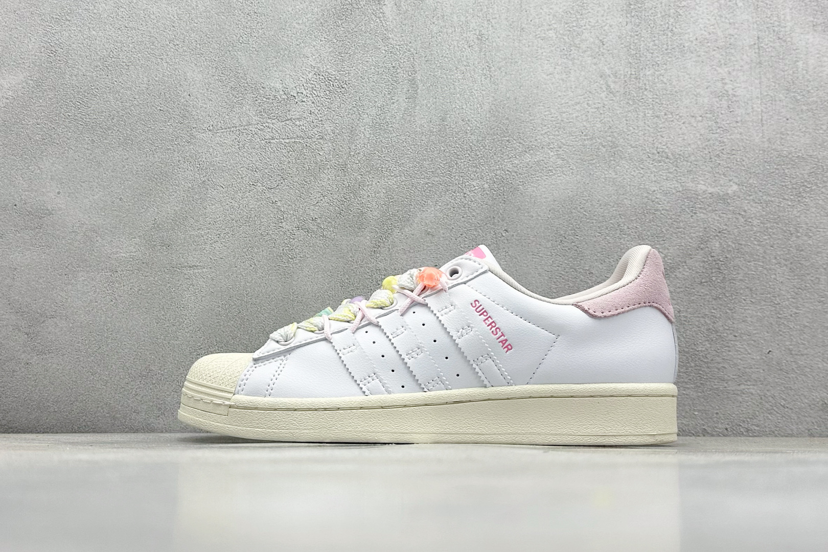  
AD Originals Superstar 贝壳头 
采用全新头层拼接皮革材质 后跟采用特色3D立
