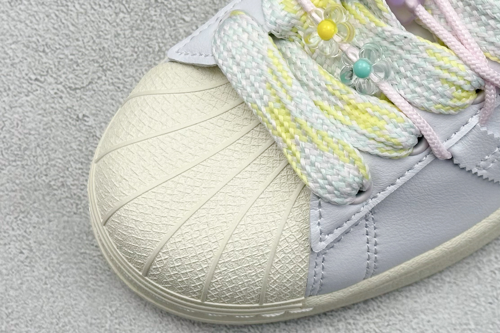  
AD Originals Superstar 贝壳头 
采用全新头层拼接皮革材质 后跟采用特色3D立