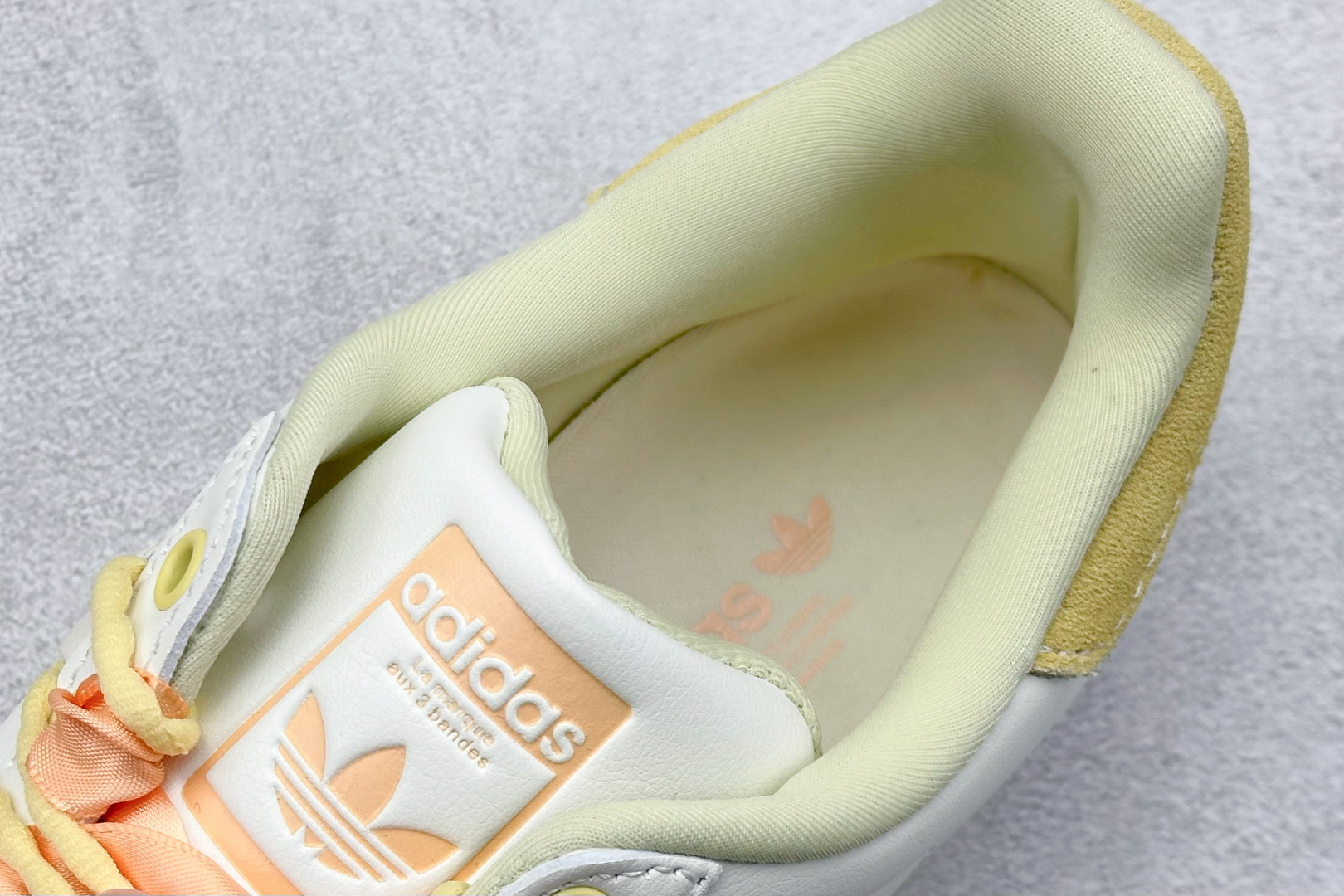  
AD Originals Superstar 贝壳头 
采用全新头层拼接皮革材质 后跟采用特色3D立