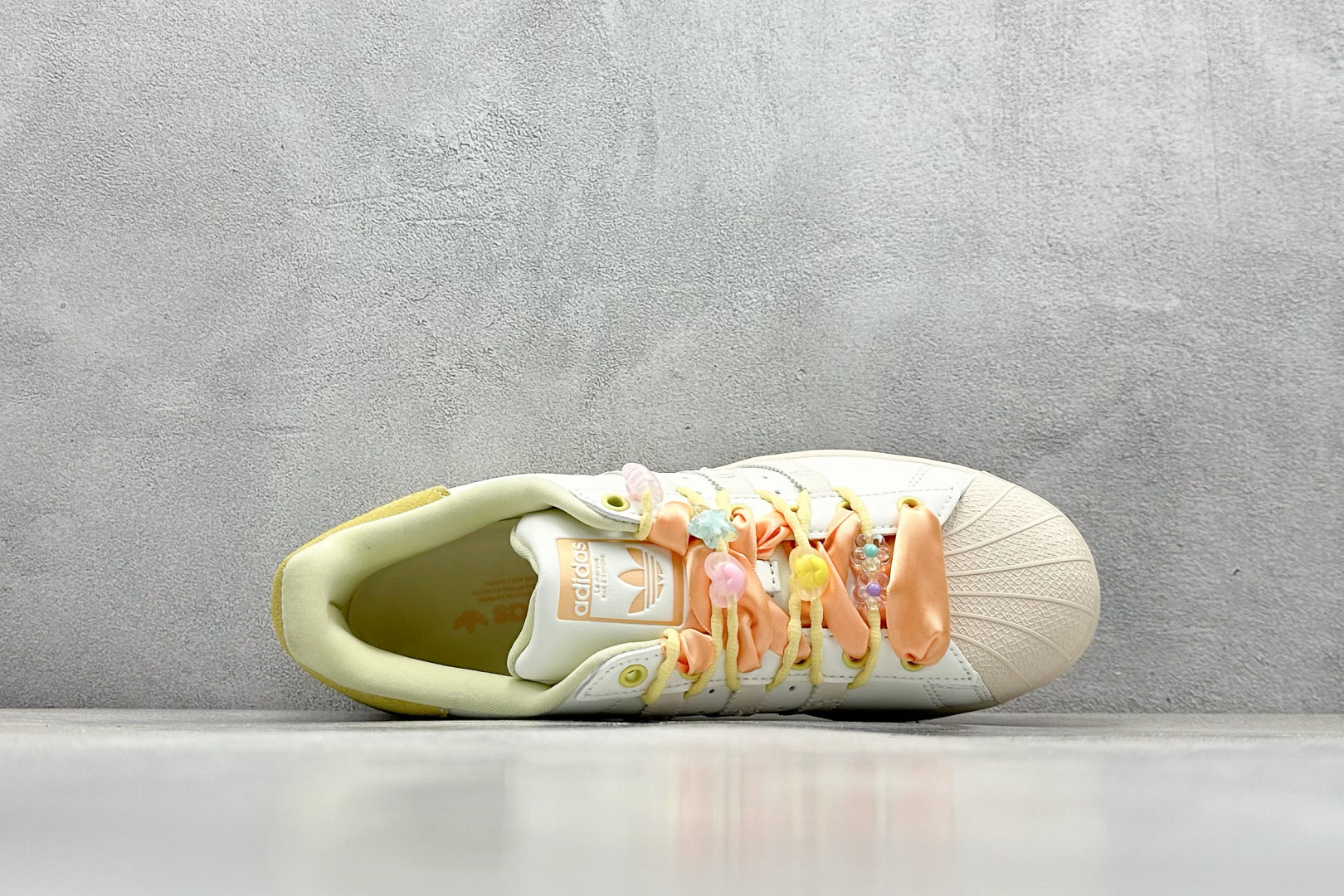  
AD Originals Superstar 贝壳头 
采用全新头层拼接皮革材质 后跟采用特色3D立